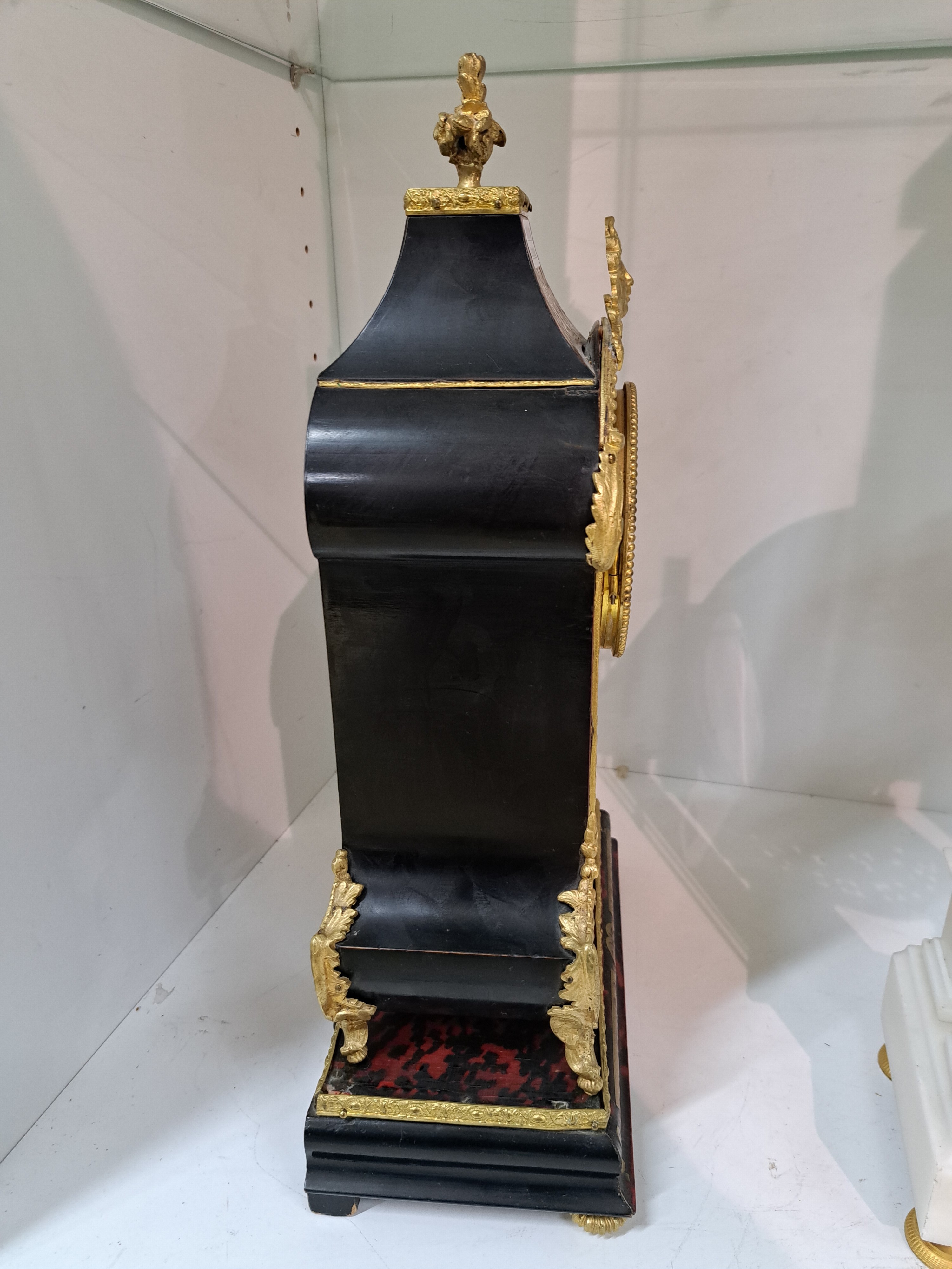 Detail c: Boulle-Uhr mit Spielwerk, Frankreich um 1860/70, im Sockel mit Spielwerk, liebliche Melodien (Aufzug per Schnurzug), darauf Uhr, schauseitig in ...
