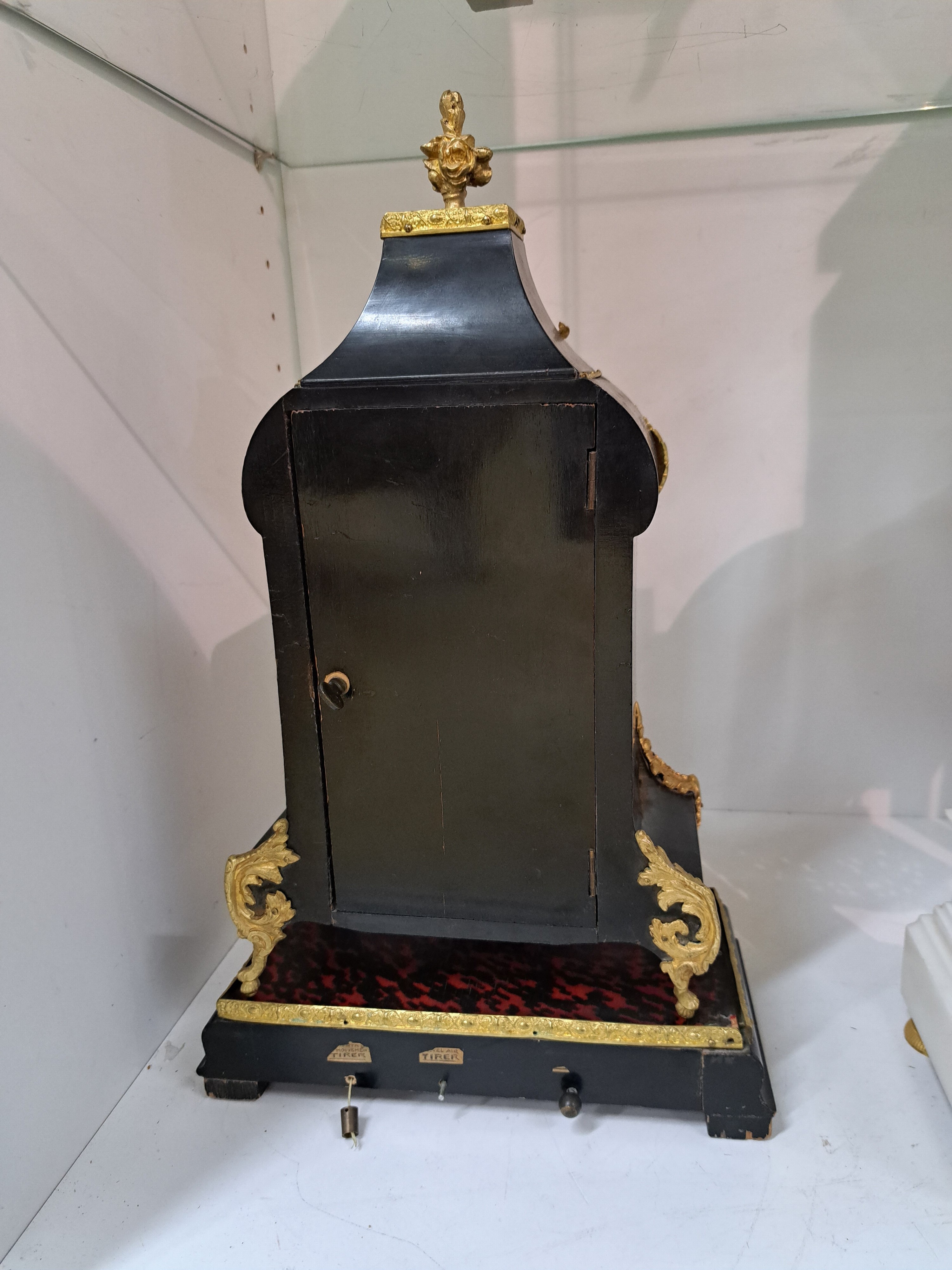 Detail d: Boulle-Uhr mit Spielwerk, Frankreich um 1860/70, im Sockel mit Spielwerk, liebliche Melodien (Aufzug per Schnurzug), darauf Uhr, schauseitig in ...
