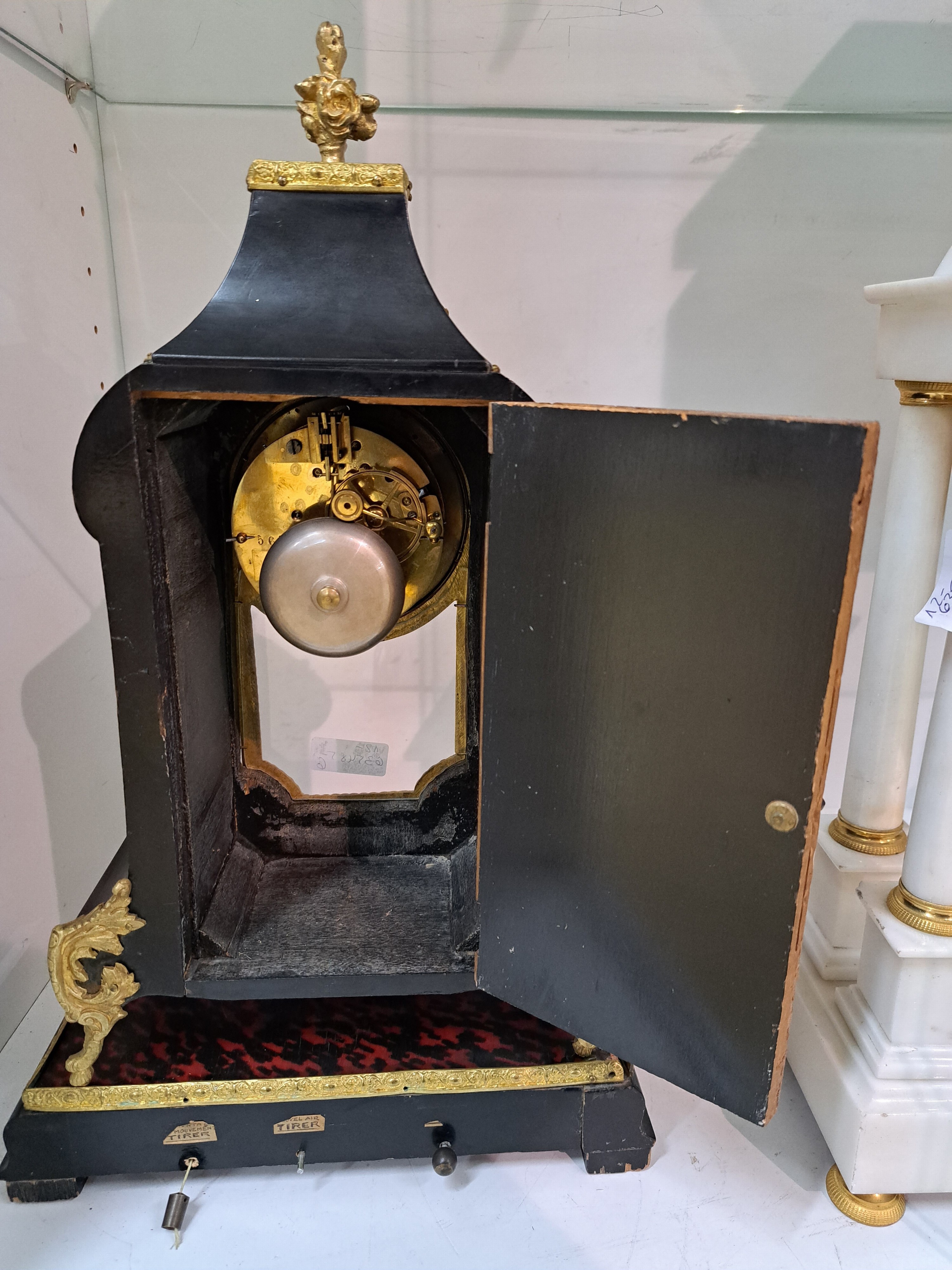 Detail e: Boulle-Uhr mit Spielwerk, Frankreich um 1860/70, im Sockel mit Spielwerk, liebliche Melodien (Aufzug per Schnurzug), darauf Uhr, schauseitig in ...