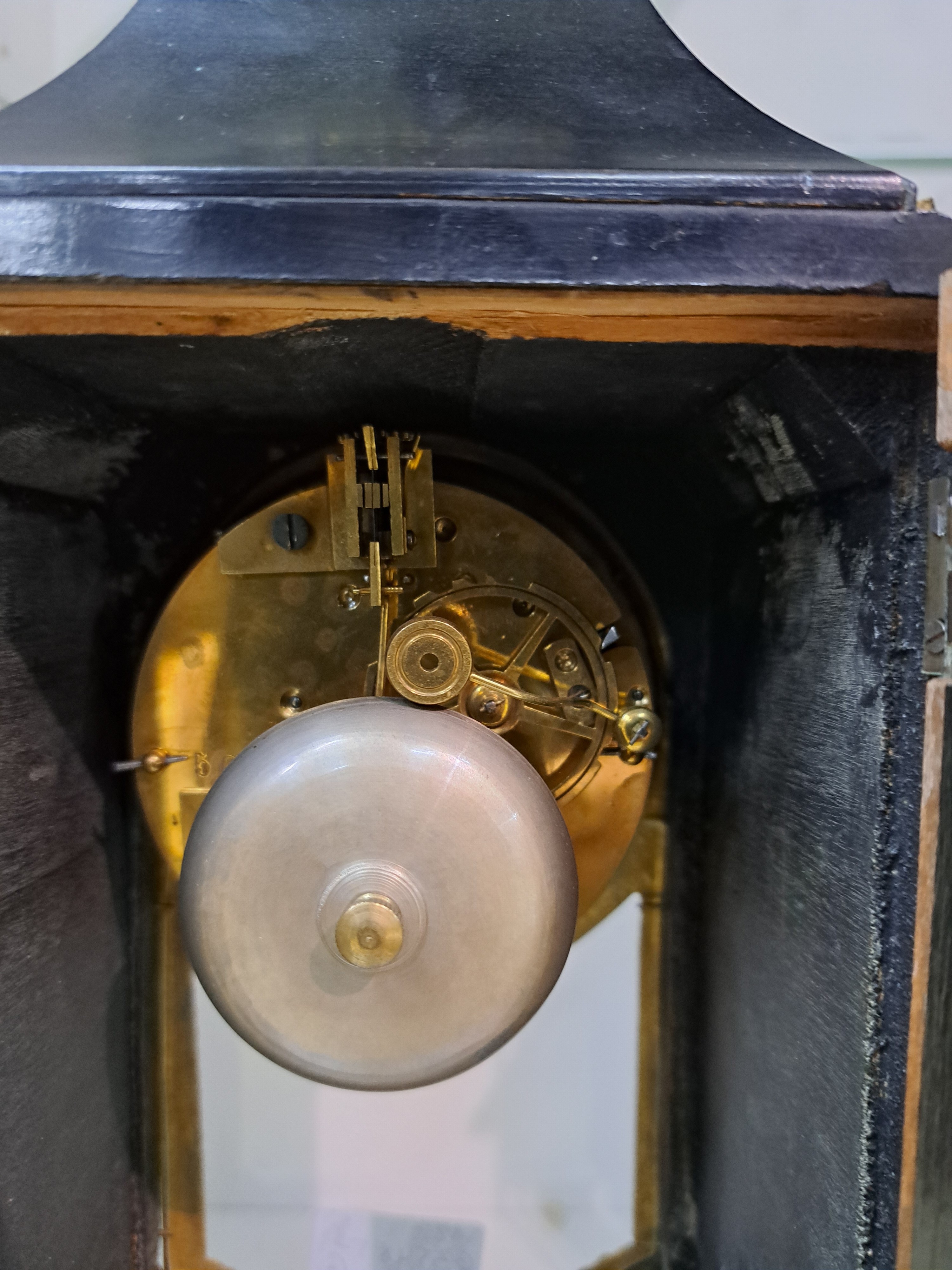 Detail g: Boulle-Uhr mit Spielwerk, Frankreich um 1860/70, im Sockel mit Spielwerk, liebliche Melodien (Aufzug per Schnurzug), darauf Uhr, schauseitig in ...