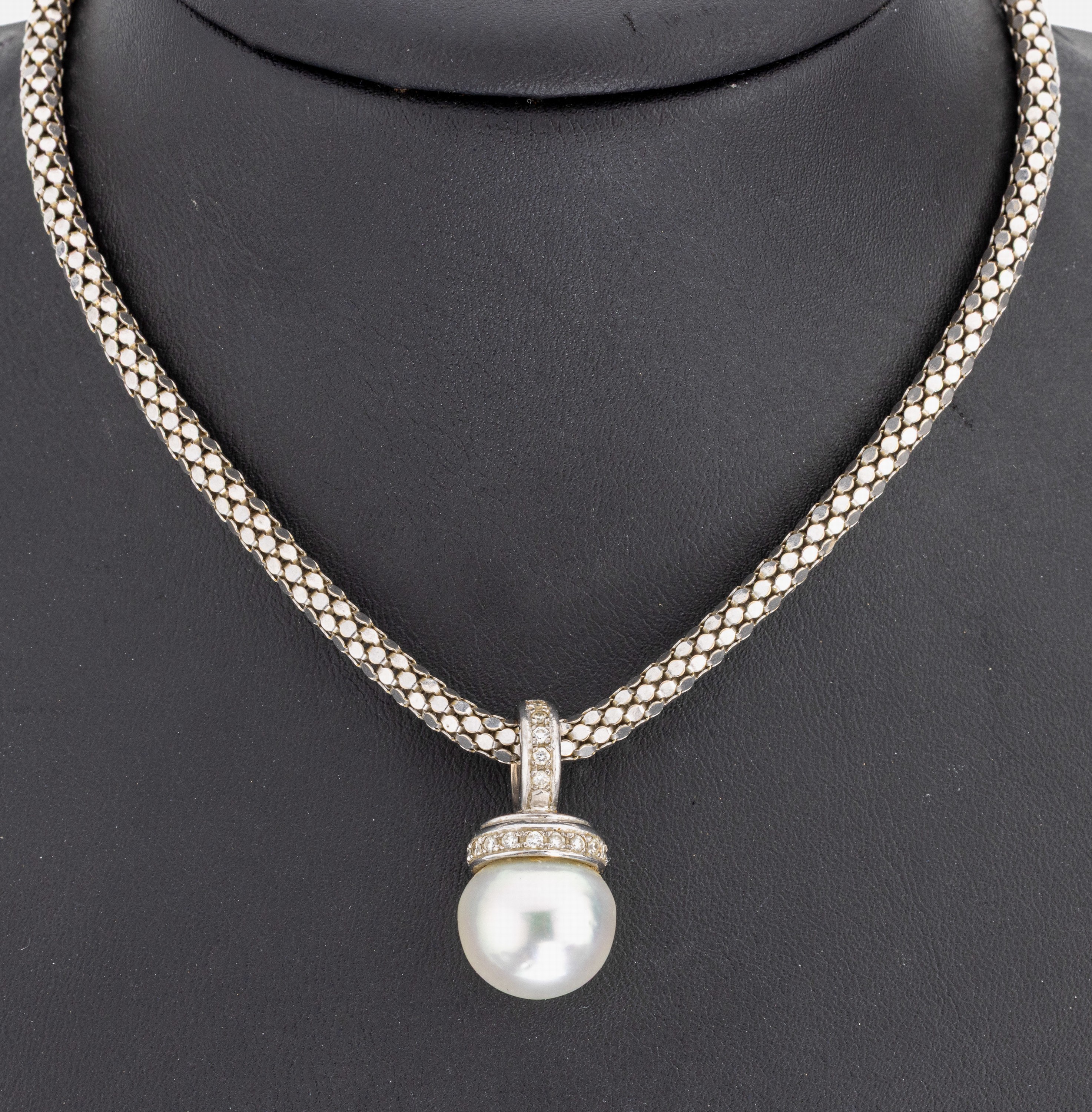 18 kt Gold Perl-Brillant-Anhänger, WG 750/000 gepr., gr. Südseezuchtperle, D. ca. 13.7 mm, Brillanten zus. ca. 0.48 ct Weiß/si, an Kette, WG ...
