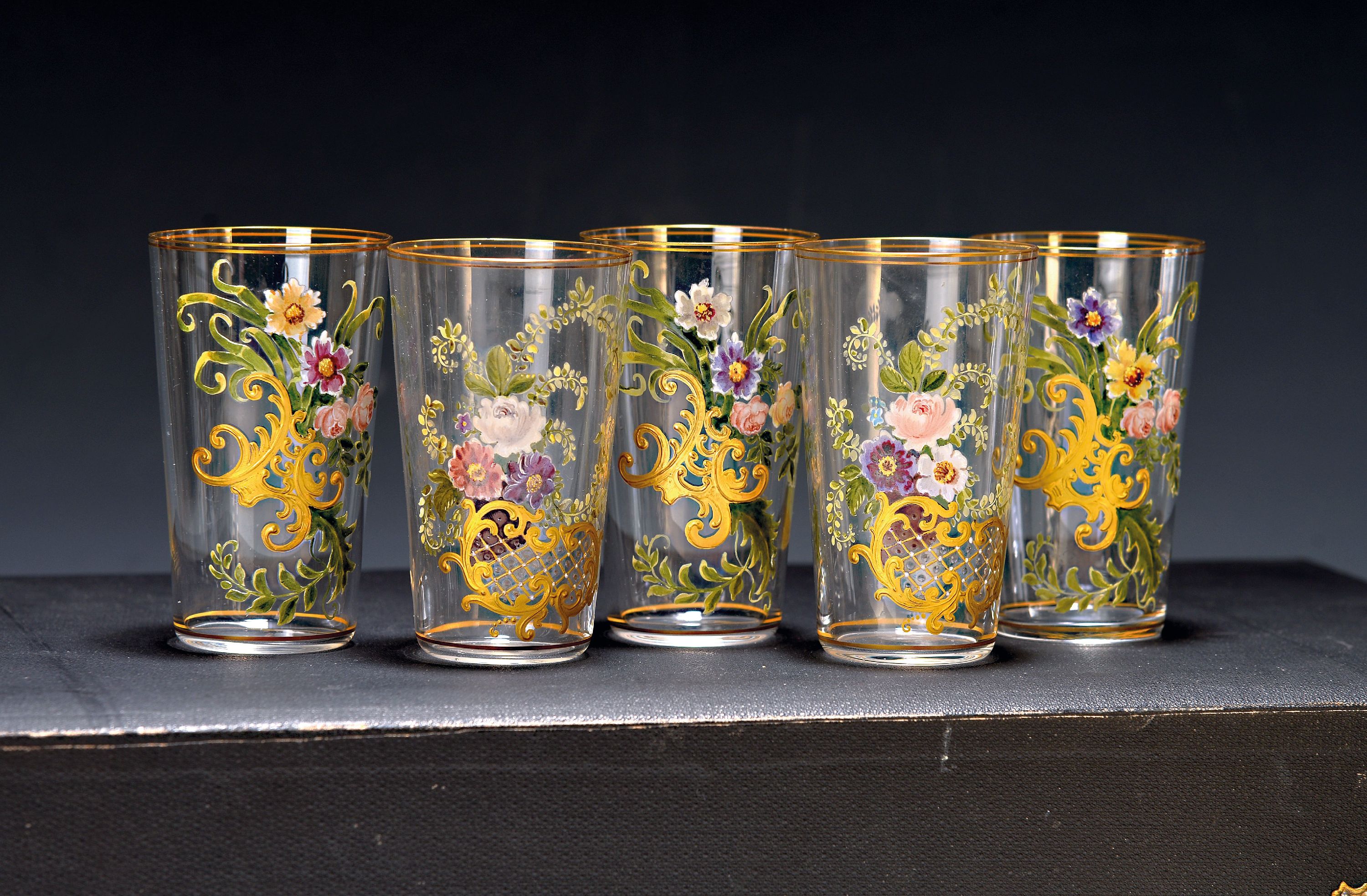 Image 27025916 - 12 kl. Bechergläser, deutsch, um 1900, farbloses Glas, mit Blumenbemalung und goldenem ...