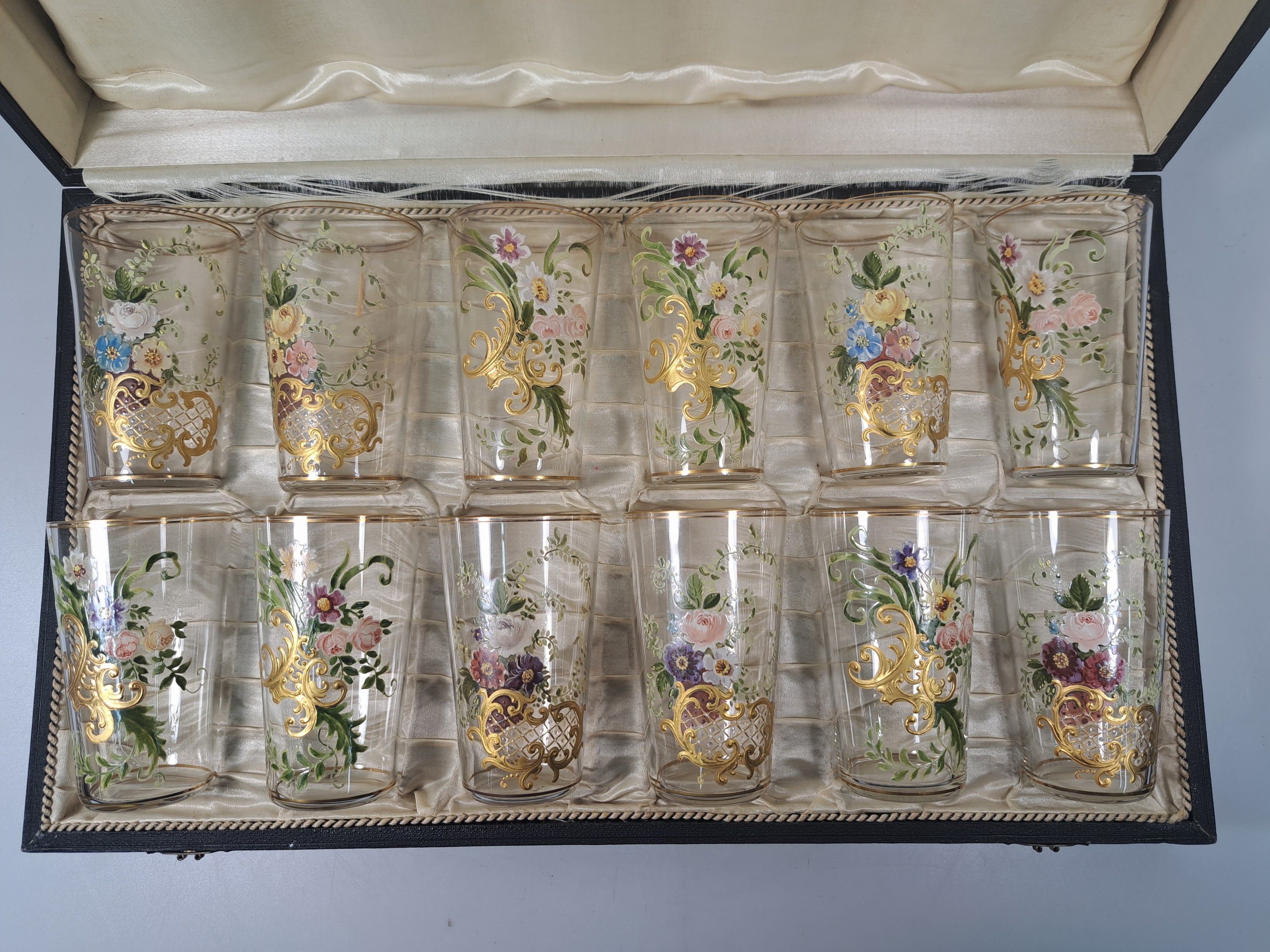 Detail b: 12 kl. Bechergläser, deutsch, um 1900, farbloses Glas, mit Blumenbemalung und goldenem Gitterwerk, doppelte Goldränder, orig. Etui, sehr guter ...