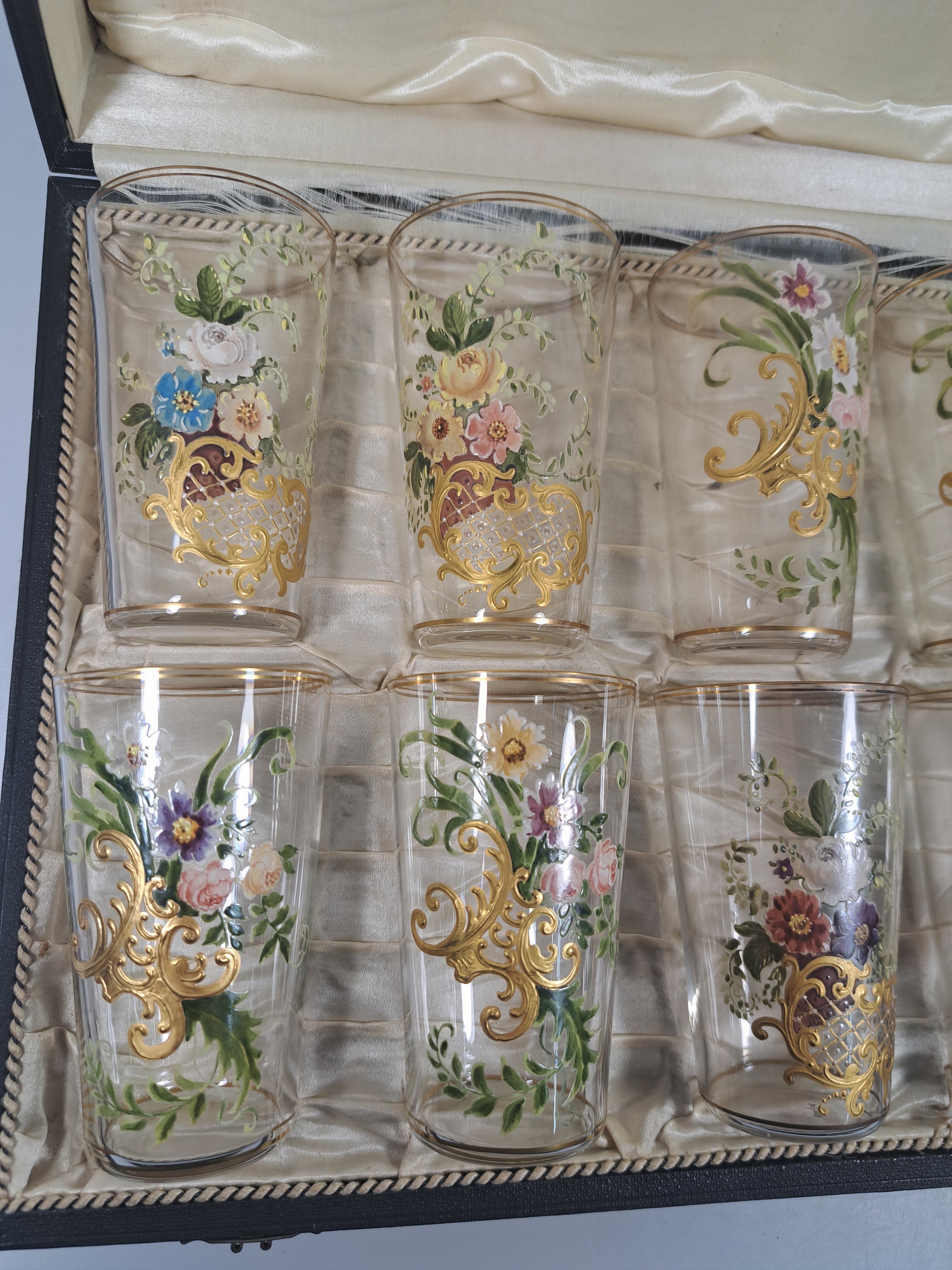 Detail c: 12 kl. Bechergläser, deutsch, um 1900, farbloses Glas, mit Blumenbemalung und goldenem Gitterwerk, doppelte Goldränder, orig. Etui, sehr guter ...
