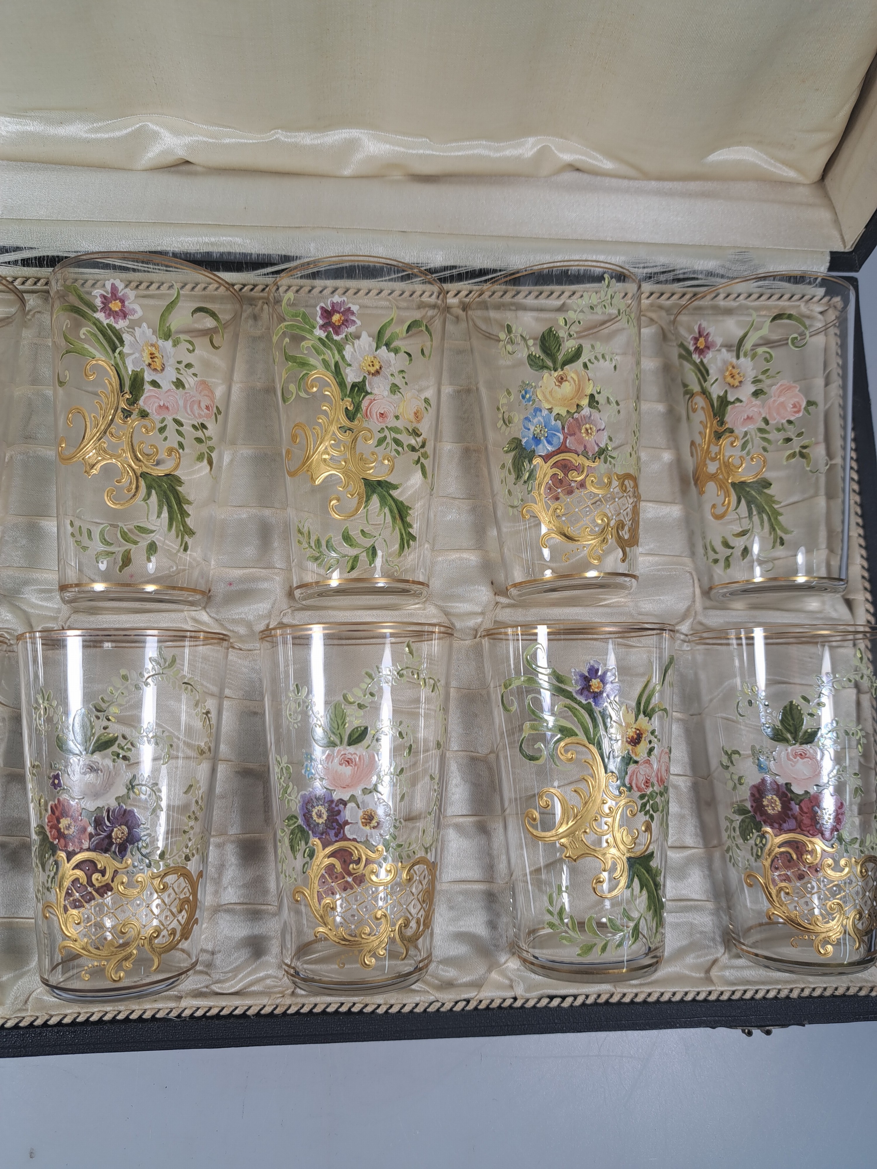 Detail d: 12 kl. Bechergläser, deutsch, um 1900, farbloses Glas, mit Blumenbemalung und goldenem Gitterwerk, doppelte Goldränder, orig. Etui, sehr guter ...