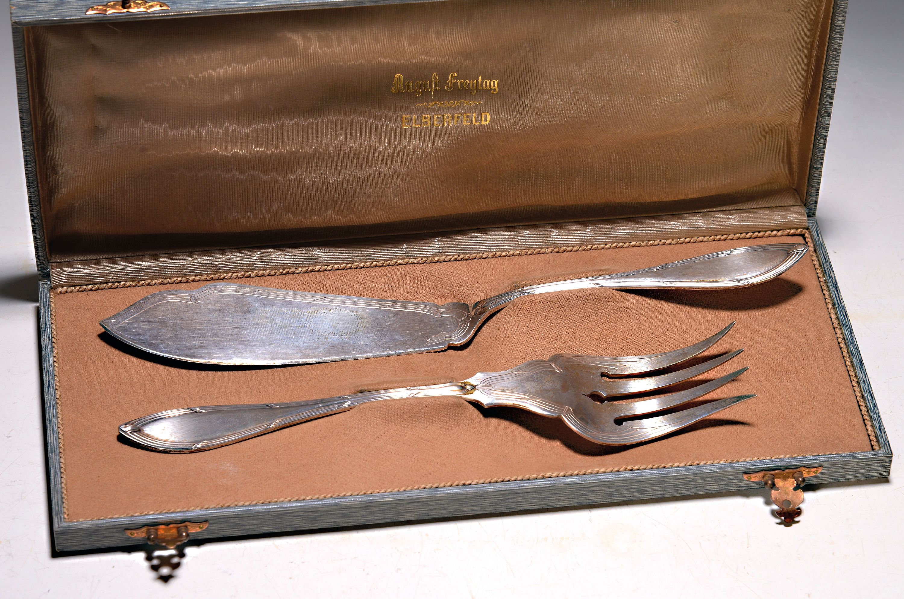 Image 27025919 - Fischvorlegebesteck aus Silber, Koch & Bergfeld, um 1900, gekreuzte Bänder, orig. Etui, ...