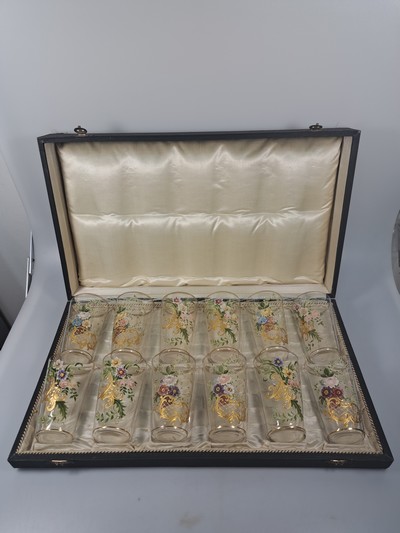 27025916a - 12 kl. Bechergläser, deutsch, um 1900, farbloses Glas, mit Blumenbemalung und goldenem ...
