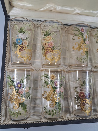 27025916c - 12 kl. Bechergläser, deutsch, um 1900, farbloses Glas, mit Blumenbemalung und goldenem ...