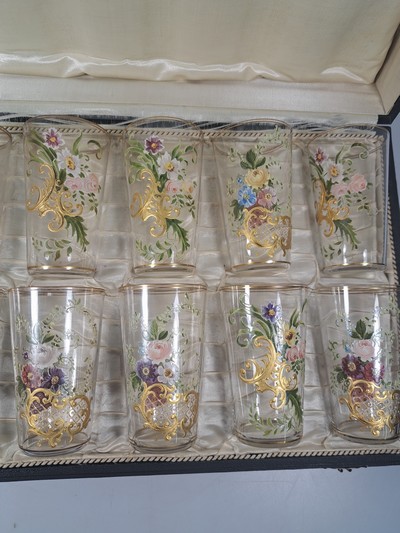 27025916d - 12 kl. Bechergläser, deutsch, um 1900, farbloses Glas, mit Blumenbemalung und goldenem ...