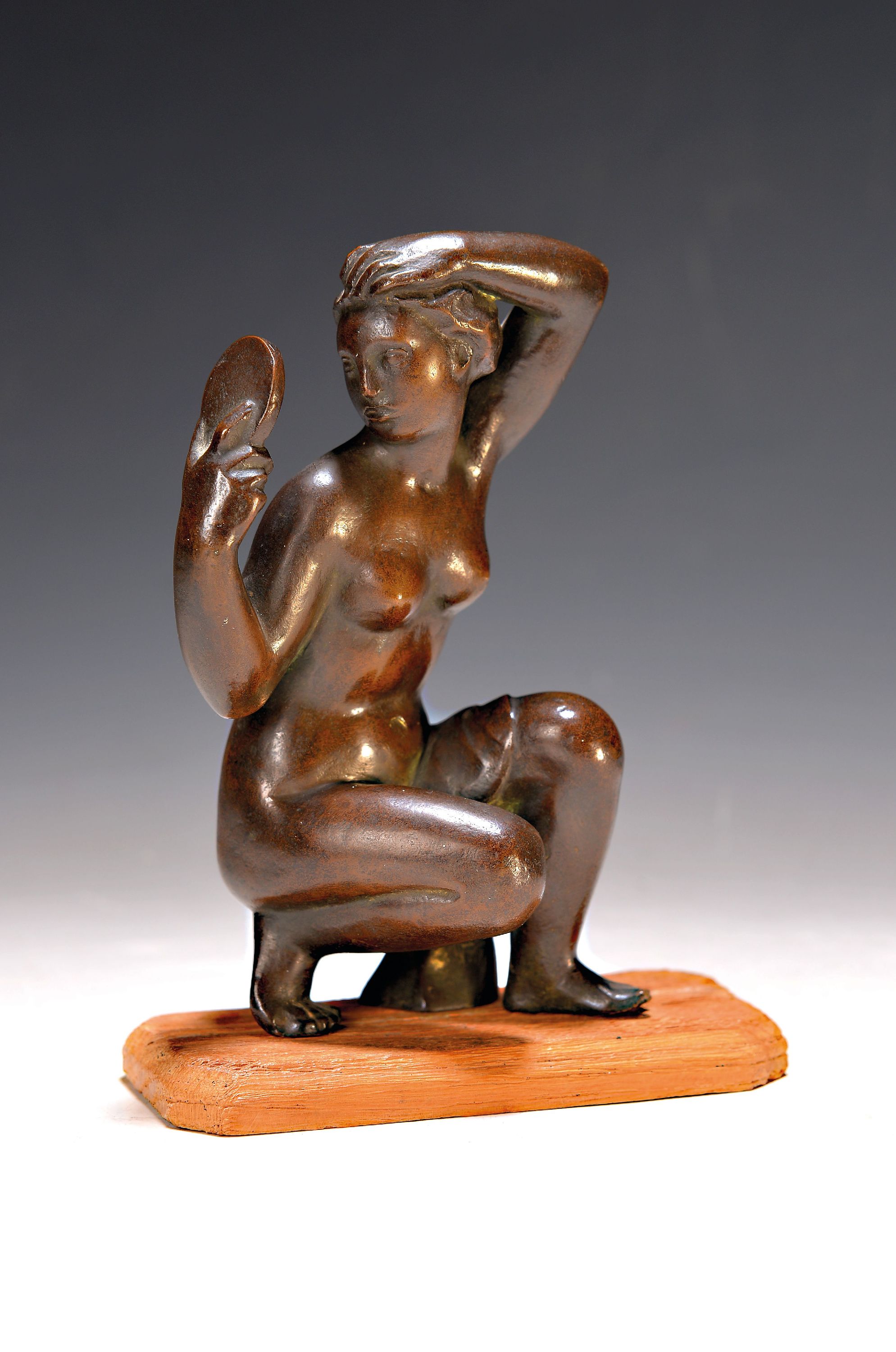 Detail k: Ernst Gottschalk, 1877 Düsseldorf - 1942, Bronzefigur, knieender Frauenakt mit Spiegel, auf Holzplatte montiert, unsigniert, H. ca. 16 cm, B. ca. ...