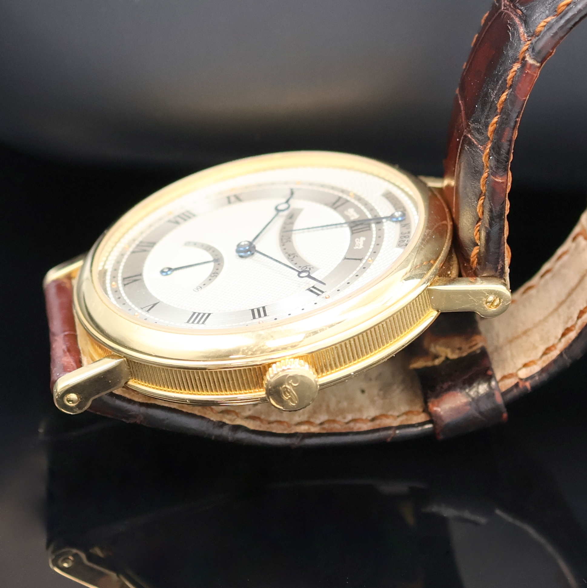 Detail d: BREGUET Classique feine Armbanduhr in GG 750/000 Referenz 5207, Automatik, Schweiz um 2010, beids. vergl., 3-teil. Goldgeh. inkl. orig. Lederband m. ...