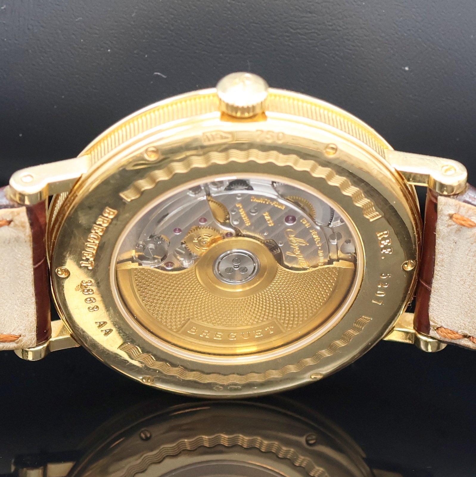 Detail e: BREGUET Classique feine Armbanduhr in GG 750/000 Referenz 5207, Automatik, Schweiz um 2010, beids. vergl., 3-teil. Goldgeh. inkl. orig. Lederband m. ...