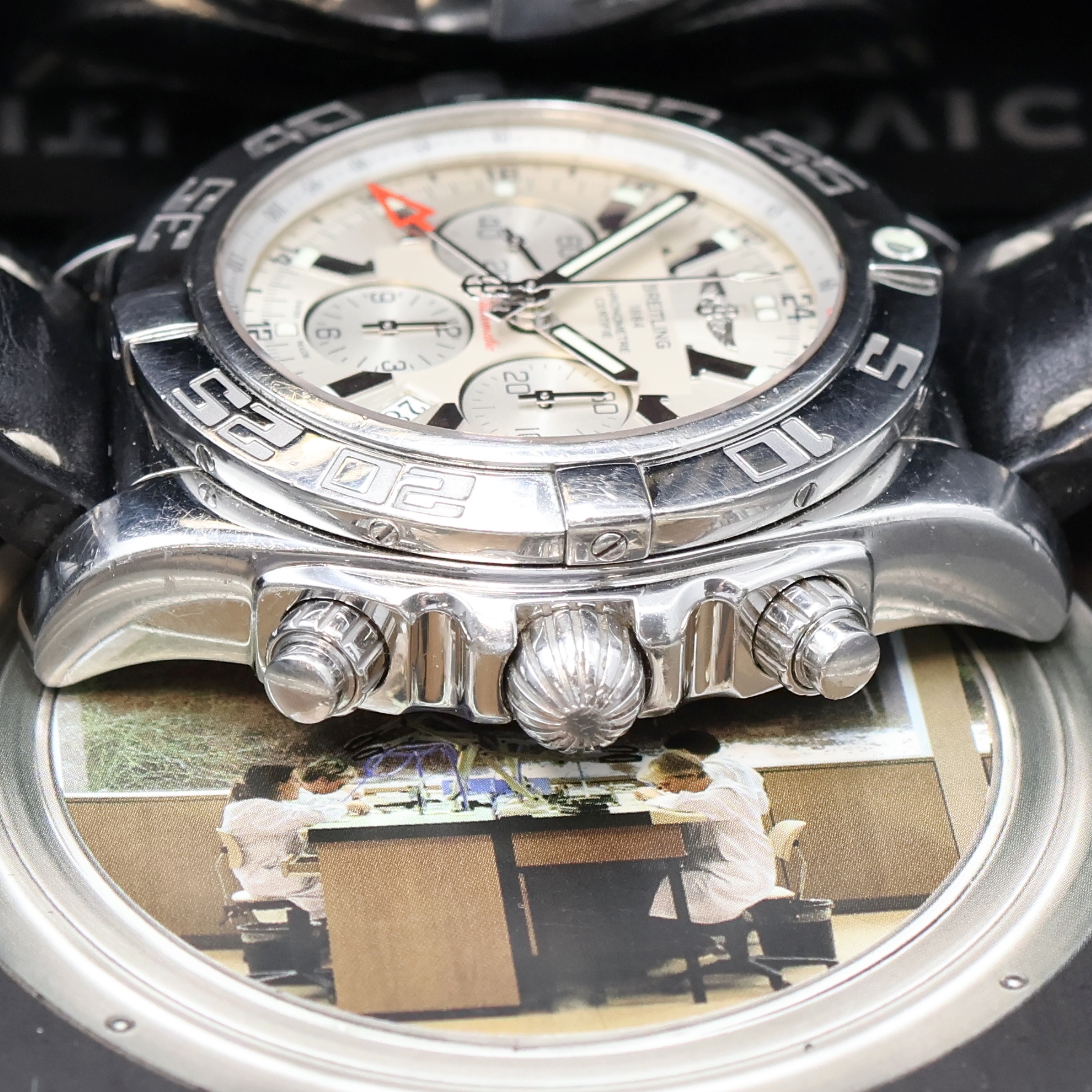 Detail d: BREITLING Chronomat GMT Armbandchronograph Referenz AB041012, Automatik, Schweiz um 2014, Chronometer in Edelstahl inkl. orig. Lederband m. orig. ...