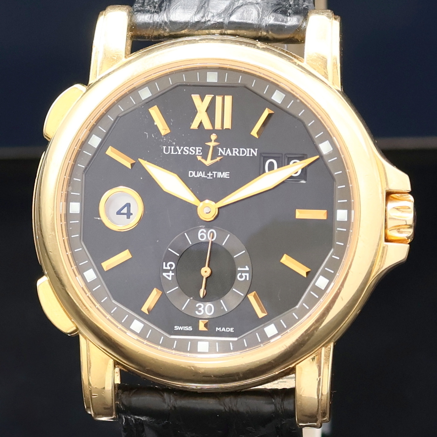 Detail a: ULYSSE NARDIN Herrenarmbanduhr Dual Time Big Date in RG 750/000 Referenz 246-55, Automatik, Schweiz um 2010, beids. vergl. Geh. inkl. Lederband m. ...