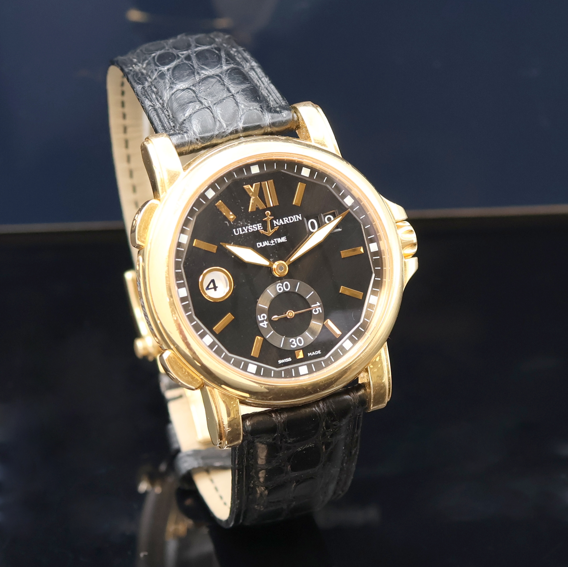 Detail b: ULYSSE NARDIN Herrenarmbanduhr Dual Time Big Date in RG 750/000 Referenz 246-55, Automatik, Schweiz um 2010, beids. vergl. Geh. inkl. Lederband m. ...