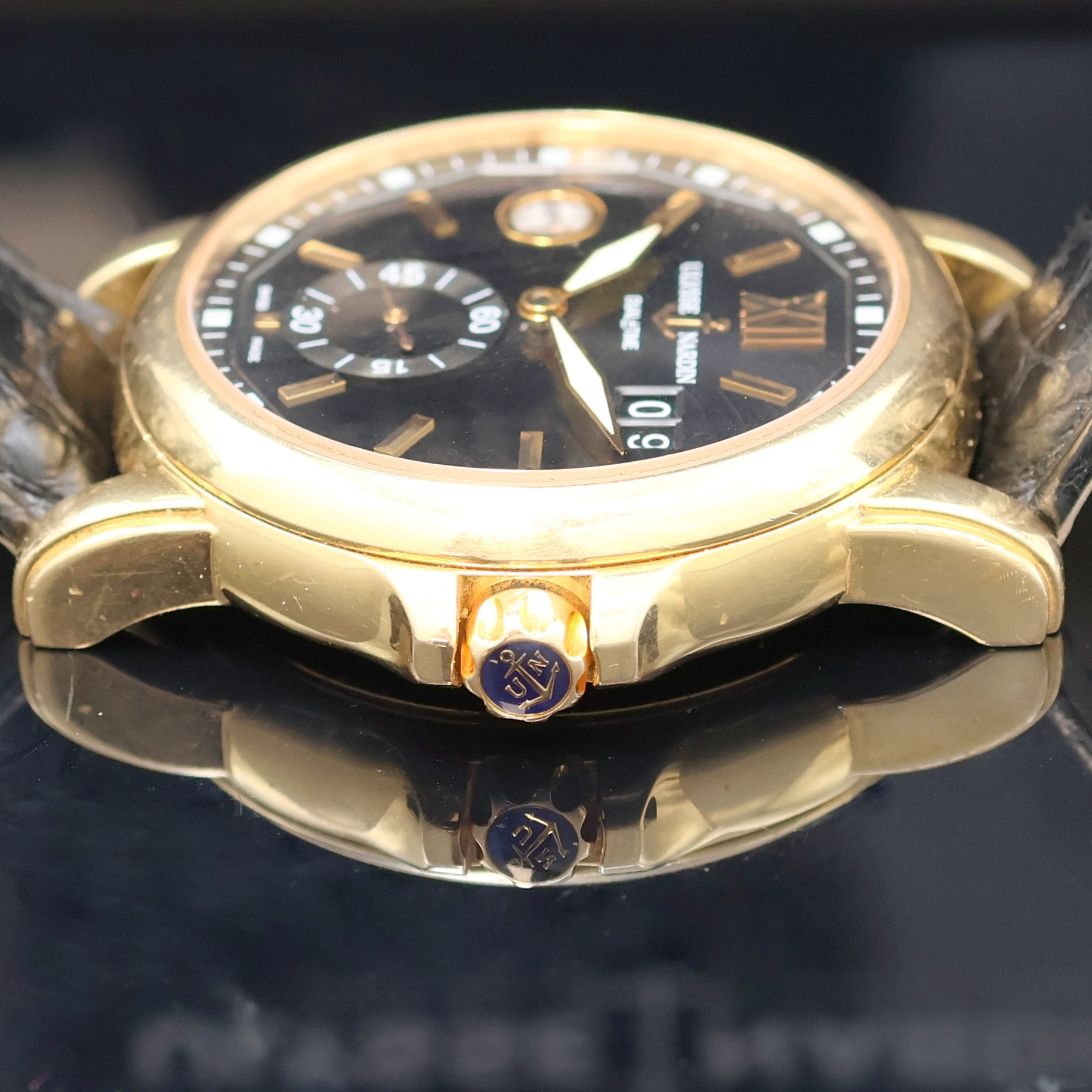 Detail d: ULYSSE NARDIN Herrenarmbanduhr Dual Time Big Date in RG 750/000 Referenz 246-55, Automatik, Schweiz um 2010, beids. vergl. Geh. inkl. Lederband m. ...