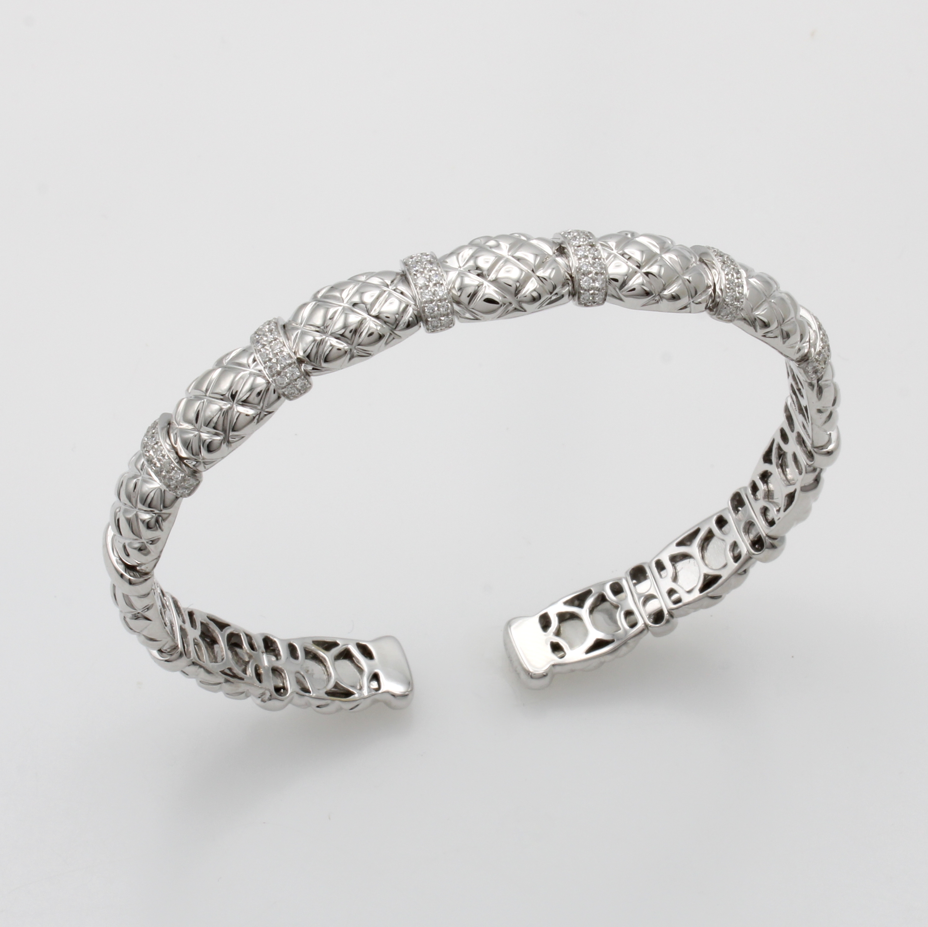 Image 27027009 - Armreif mit Brillanten, WG 750/000, Brill. zus. ca. 0.34 ct feines Weiß/si, offen u. l. ...