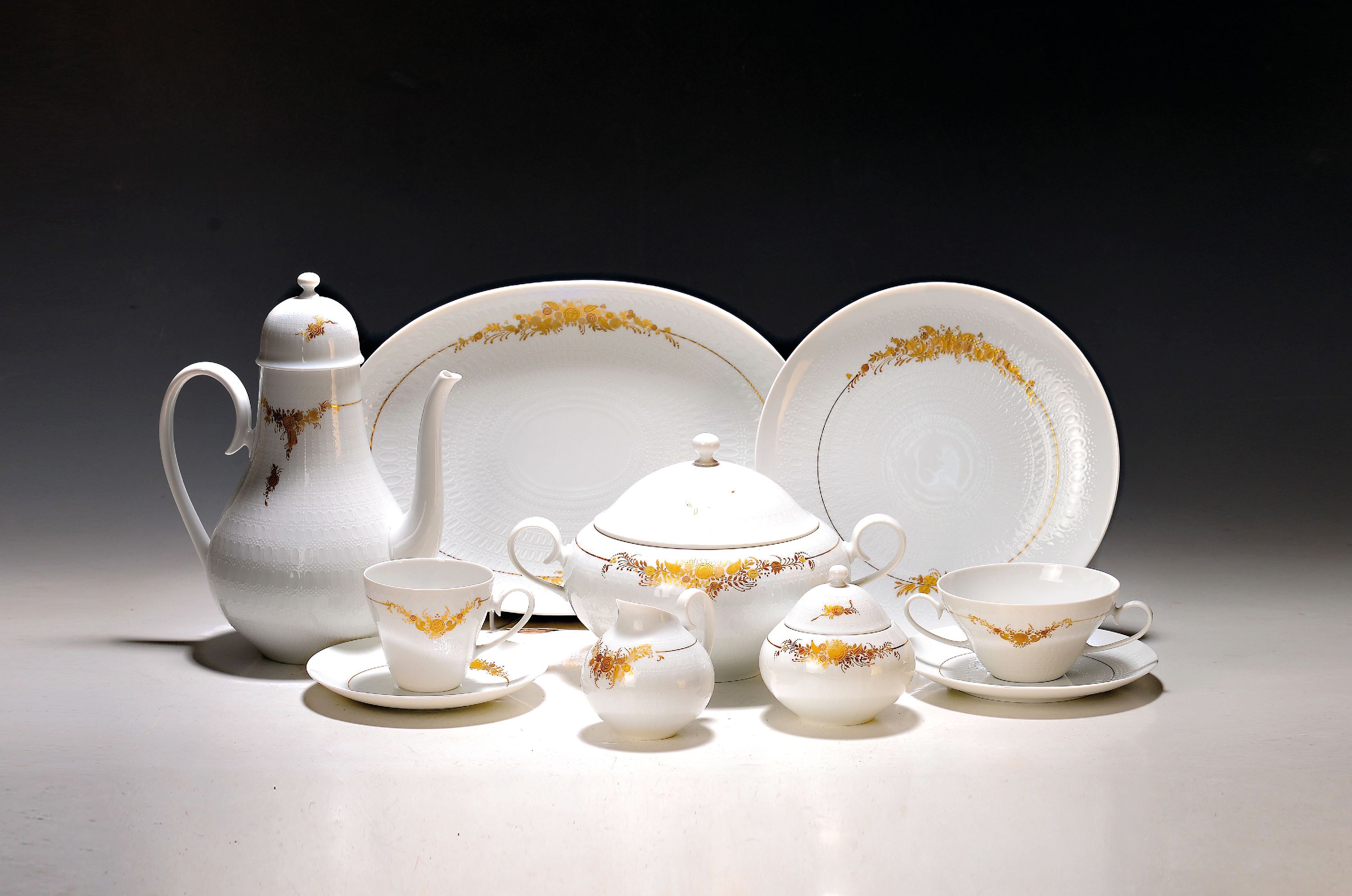 Image 27027016 - Kaffee- und Speiseservice, Rosenthal, Romanze in Gold, Entwurf Björn Wiinblad, ...