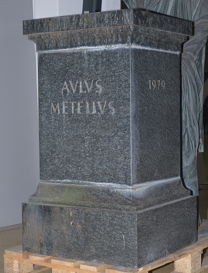 Detail a: Lebensgroße Bronzefigur nach antikem etruskischem Vorbild 2. Jh. vor Chr., lebensgroße Figur "Aule Meteli", 20. Jh., große stehende ...
