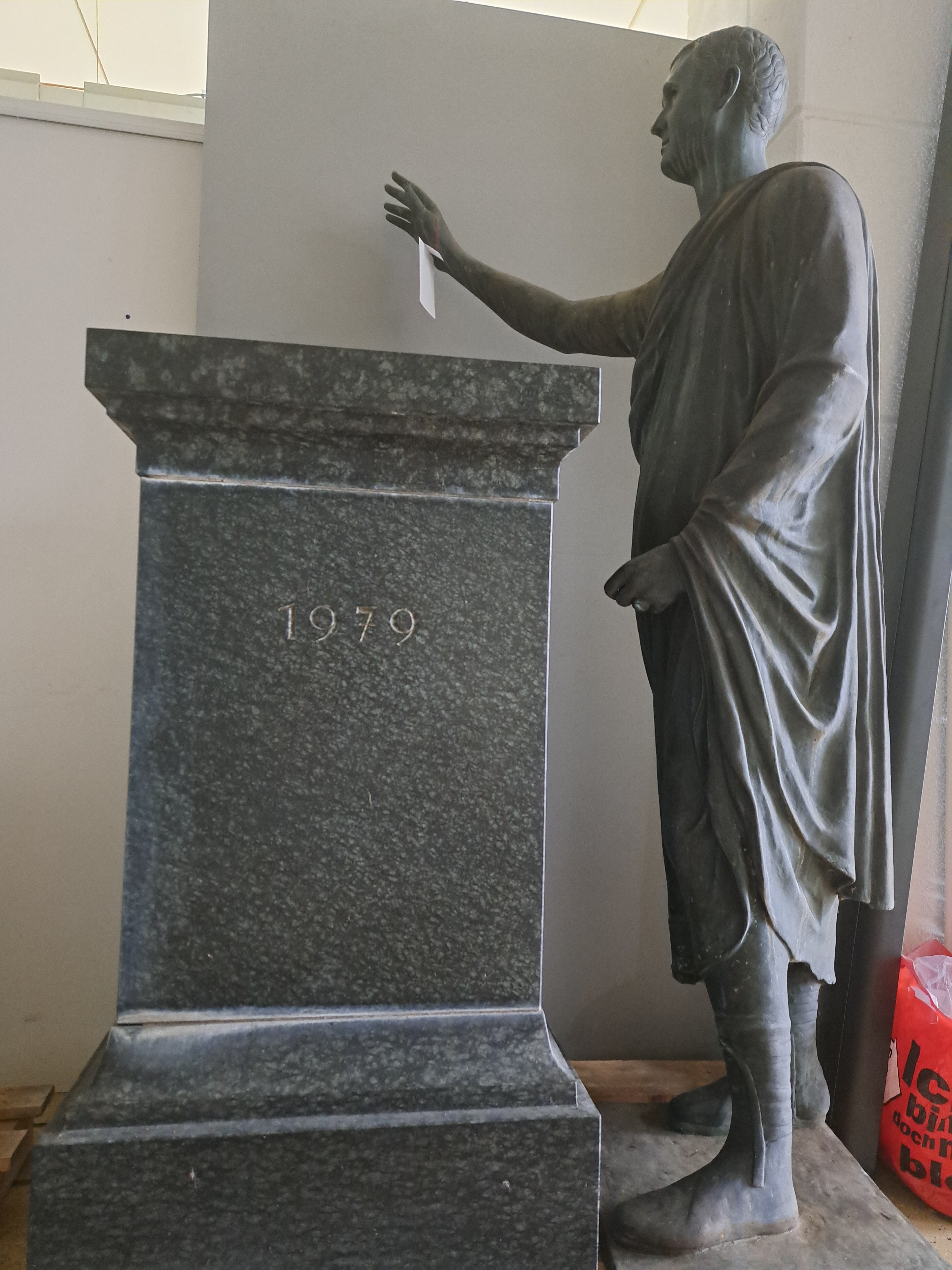 Detail b: Lebensgroße Bronzefigur nach antikem etruskischem Vorbild 2. Jh. vor Chr., lebensgroße Figur "Aule Meteli", 20. Jh., große stehende ...
