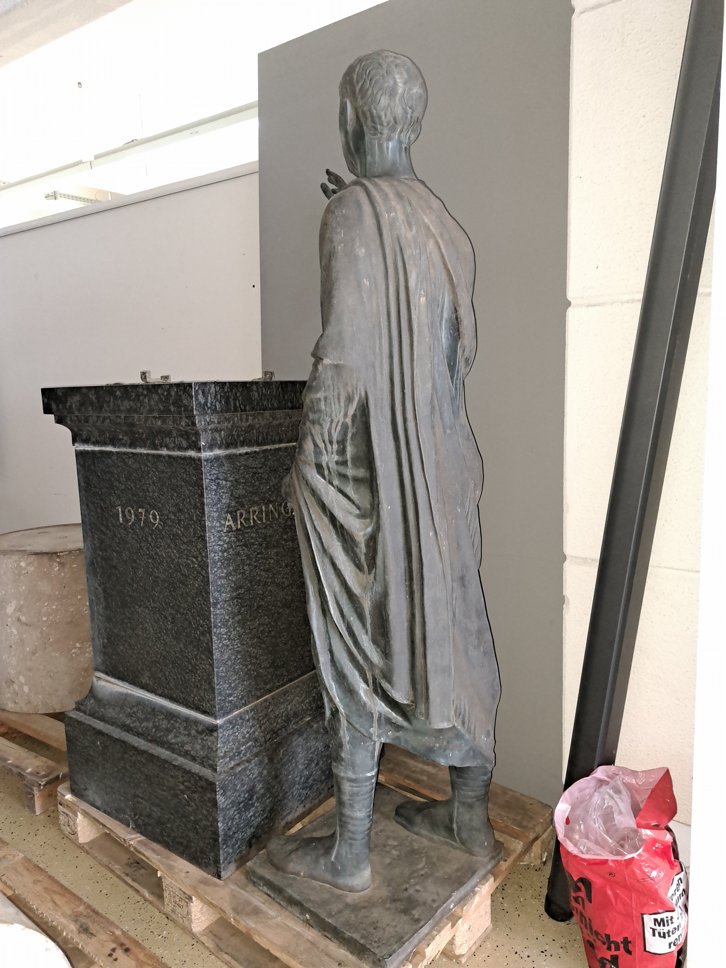 Detail d: Lebensgroße Bronzefigur nach antikem etruskischem Vorbild 2. Jh. vor Chr., lebensgroße Figur "Aule Meteli", 20. Jh., große stehende ...