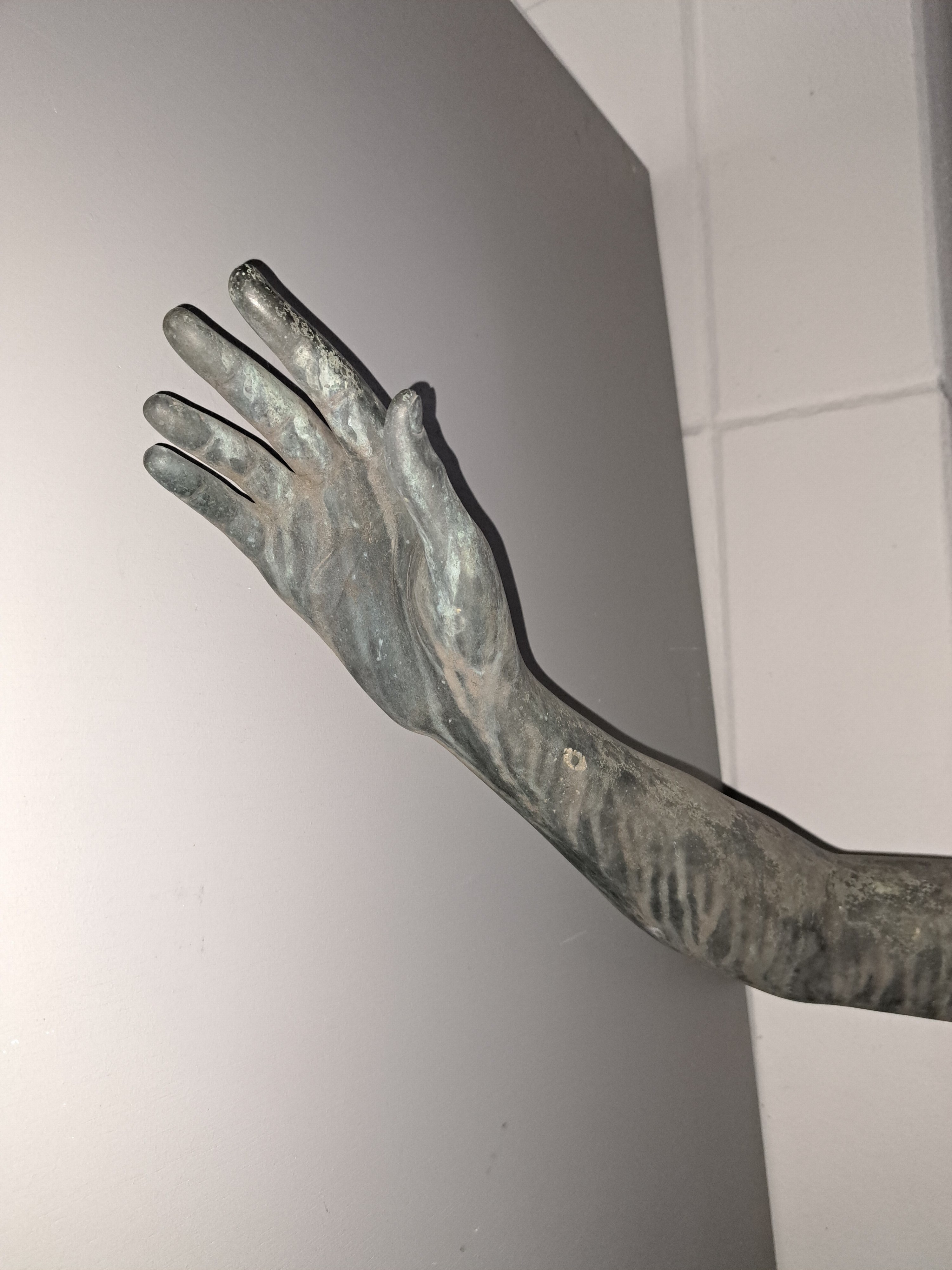 Detail e: Lebensgroße Bronzefigur nach antikem etruskischem Vorbild 2. Jh. vor Chr., lebensgroße Figur "Aule Meteli", 20. Jh., große stehende ...