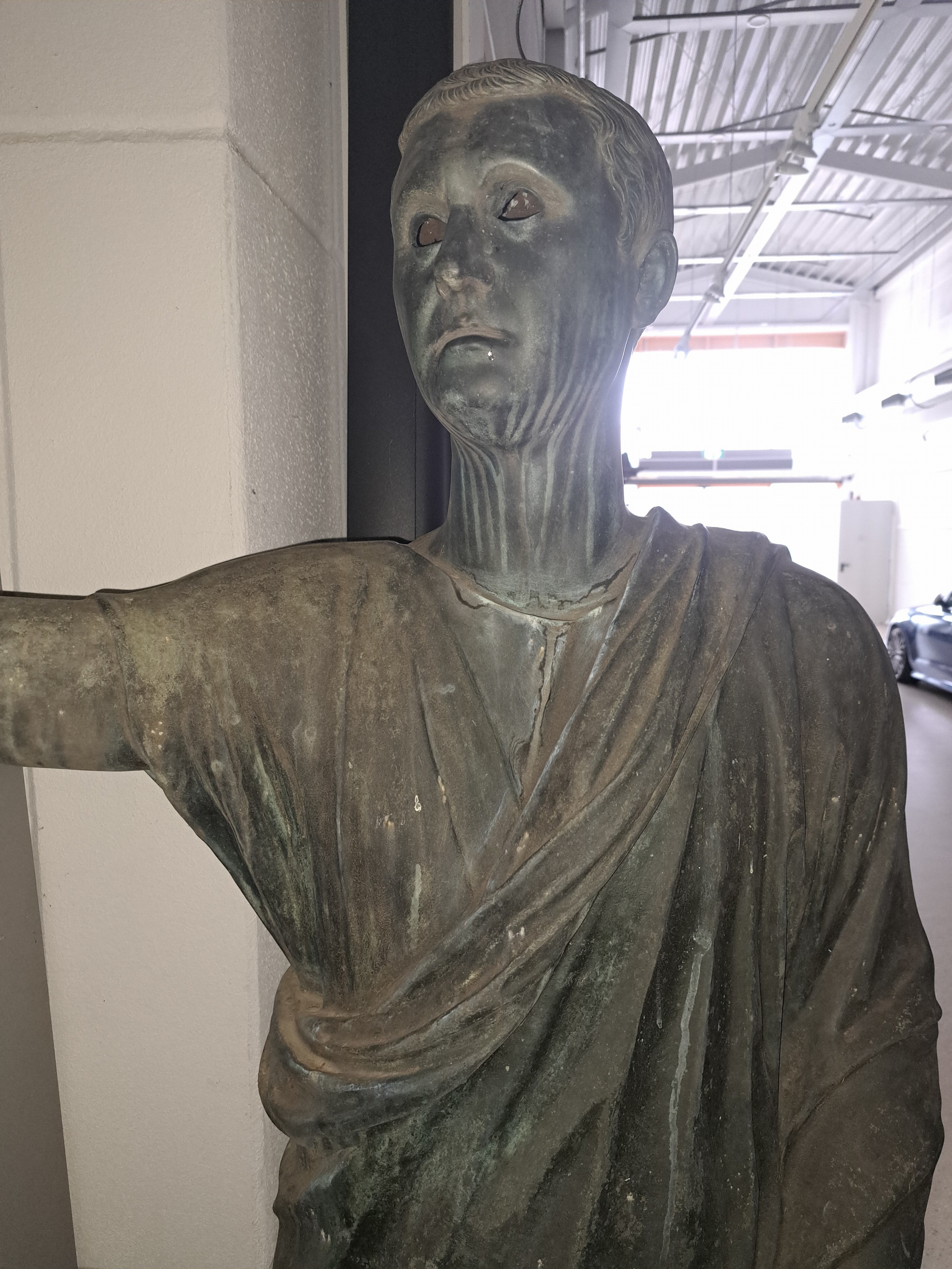Detail f: Lebensgroße Bronzefigur nach antikem etruskischem Vorbild 2. Jh. vor Chr., lebensgroße Figur "Aule Meteli", 20. Jh., große stehende ...