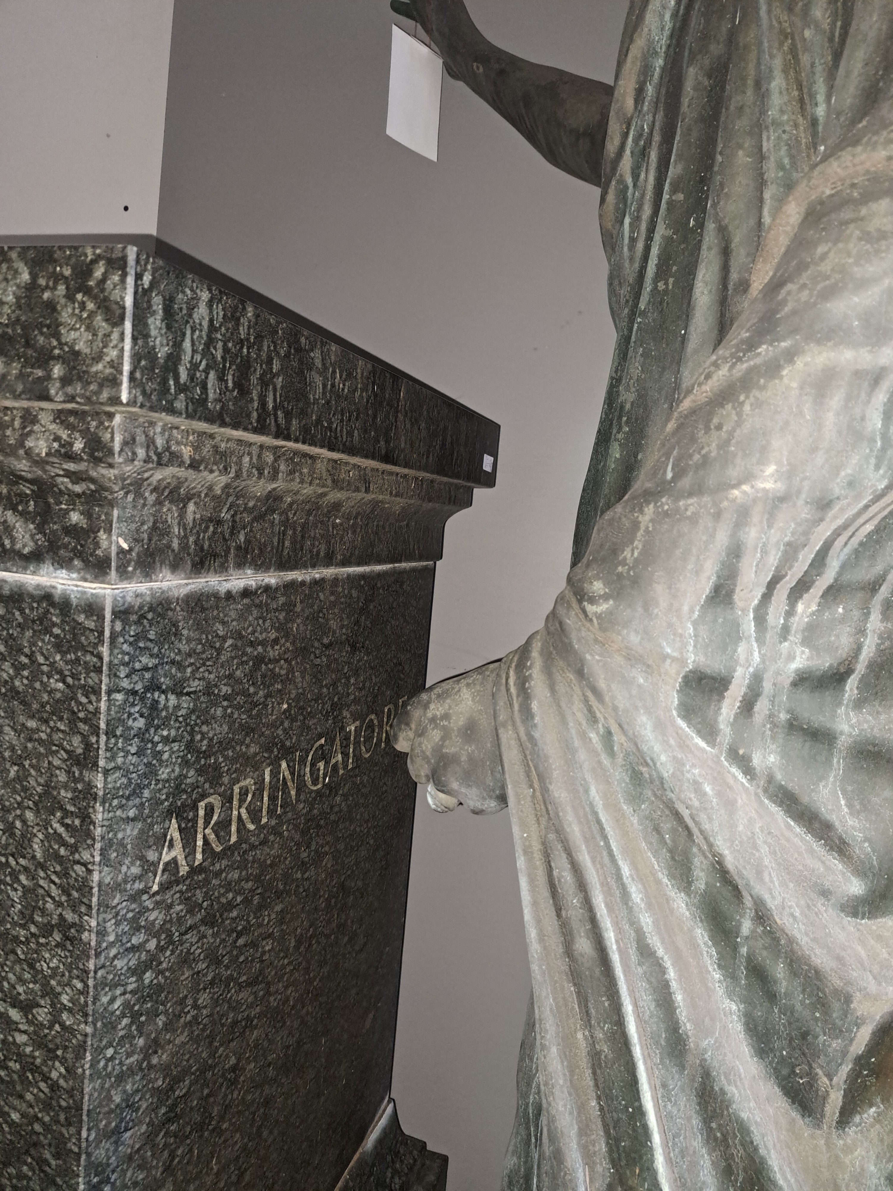 Detail g: Lebensgroße Bronzefigur nach antikem etruskischem Vorbild 2. Jh. vor Chr., lebensgroße Figur "Aule Meteli", 20. Jh., große stehende ...