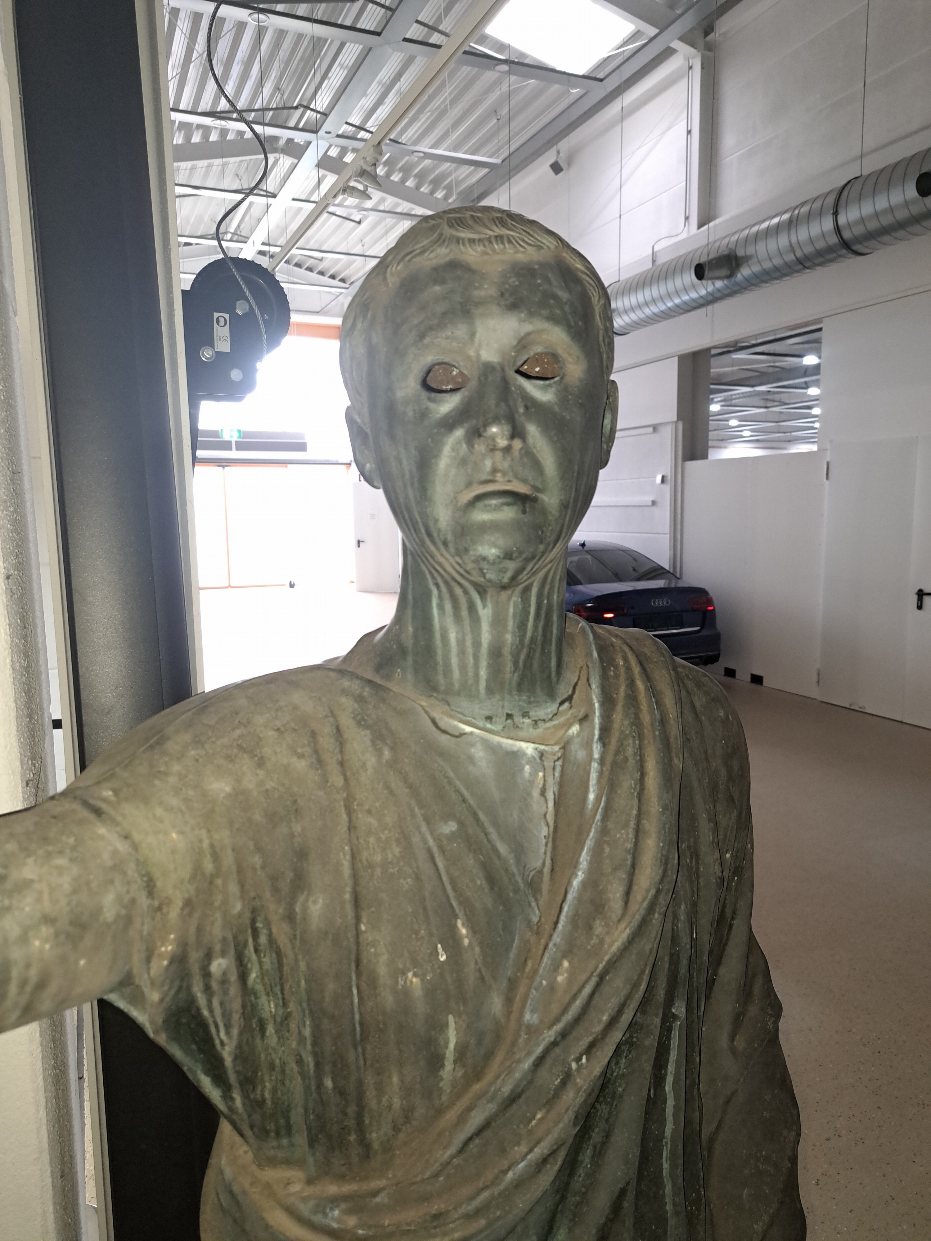 Detail h: Lebensgroße Bronzefigur nach antikem etruskischem Vorbild 2. Jh. vor Chr., lebensgroße Figur "Aule Meteli", 20. Jh., große stehende ...