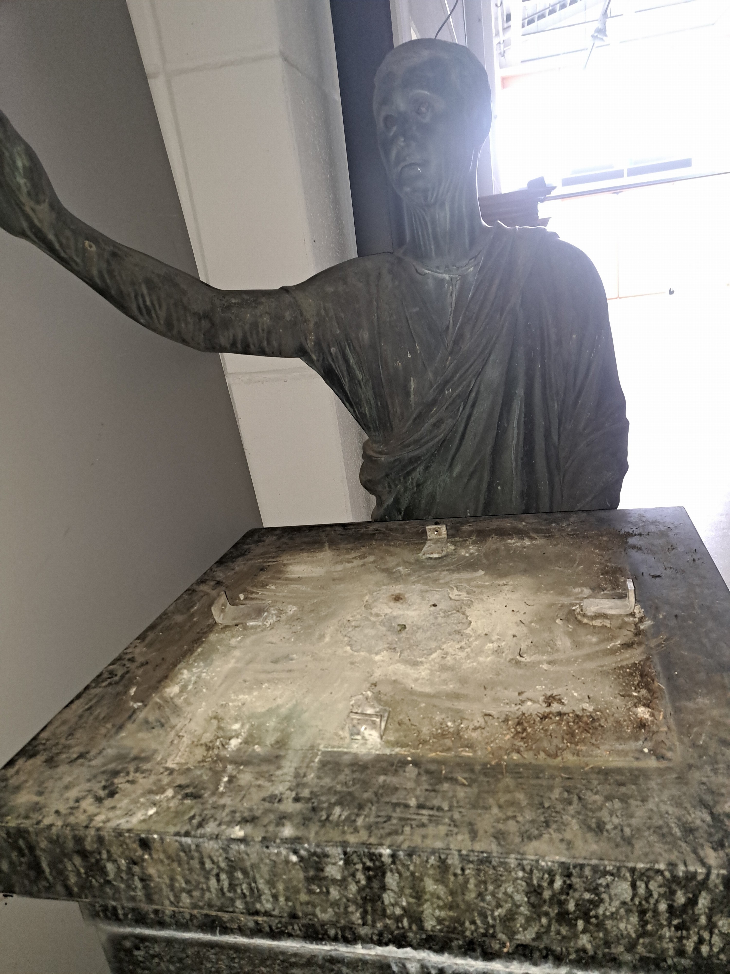 Detail i: Lebensgroße Bronzefigur nach antikem etruskischem Vorbild 2. Jh. vor Chr., lebensgroße Figur "Aule Meteli", 20. Jh., große stehende ...