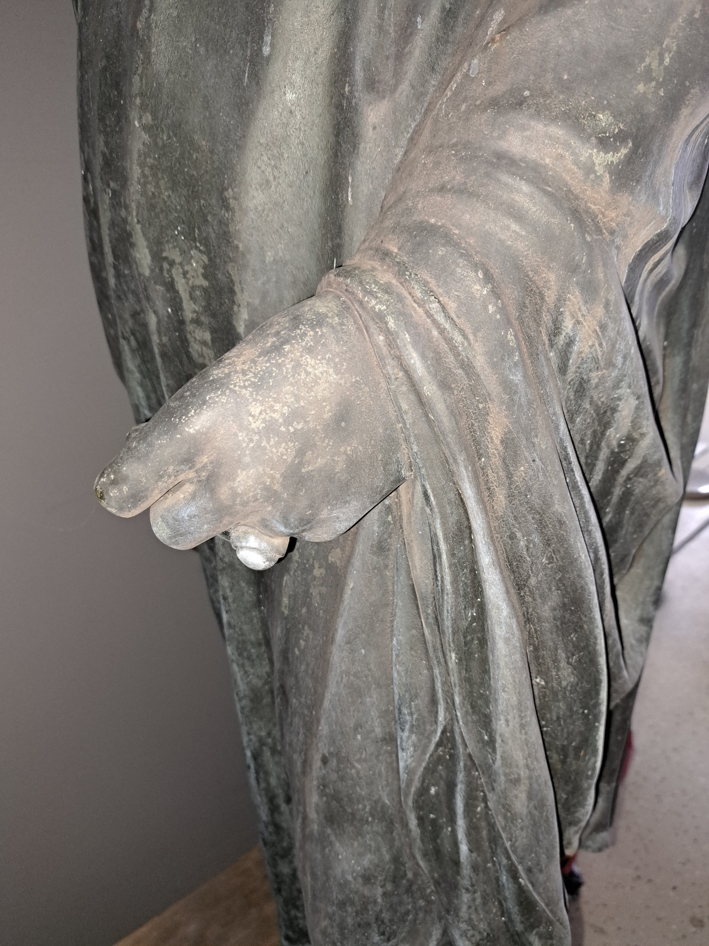 Detail k: Lebensgroße Bronzefigur nach antikem etruskischem Vorbild 2. Jh. vor Chr., lebensgroße Figur "Aule Meteli", 20. Jh., große stehende ...