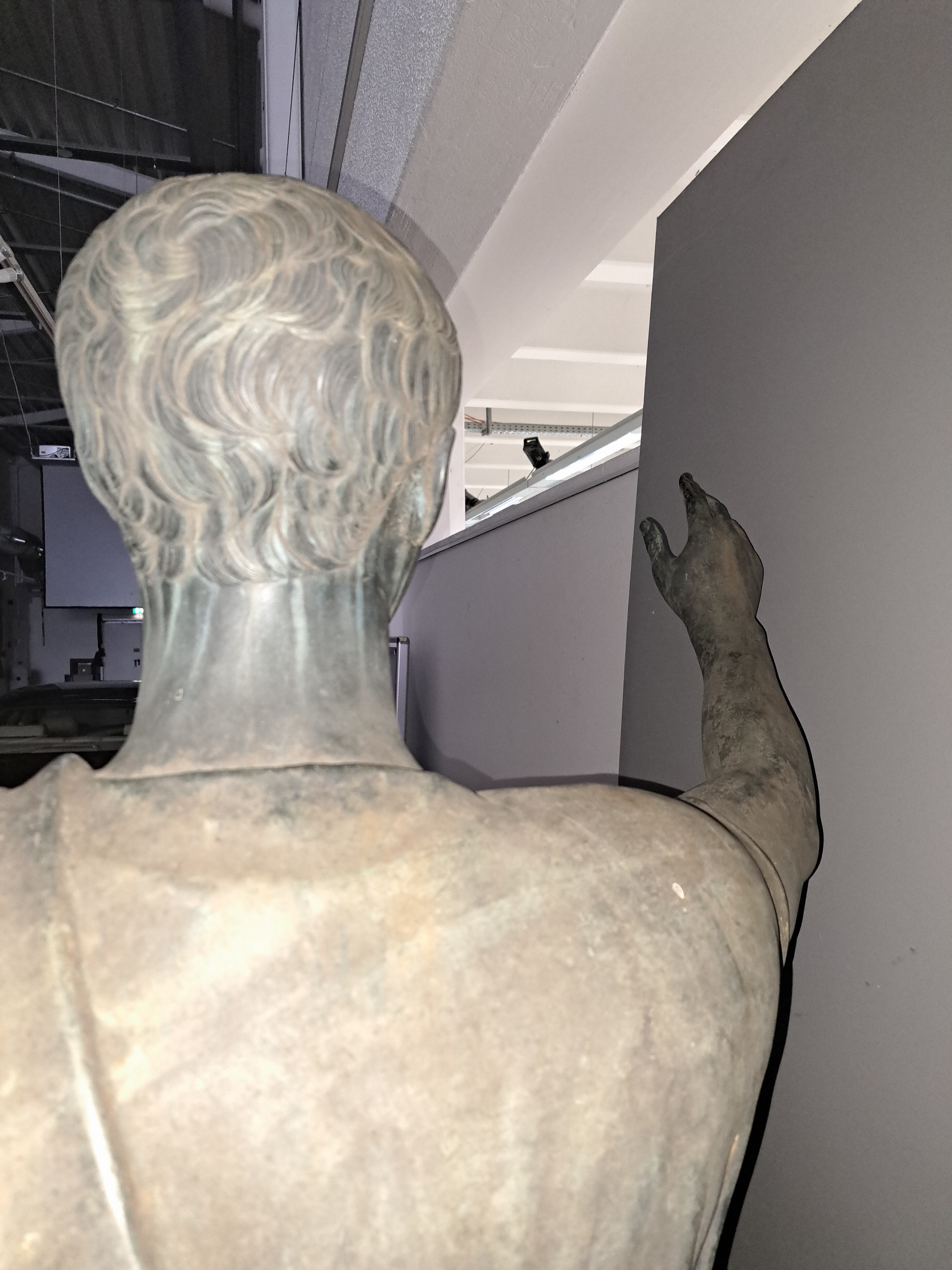 Detail l: Lebensgroße Bronzefigur nach antikem etruskischem Vorbild 2. Jh. vor Chr., lebensgroße Figur "Aule Meteli", 20. Jh., große stehende ...