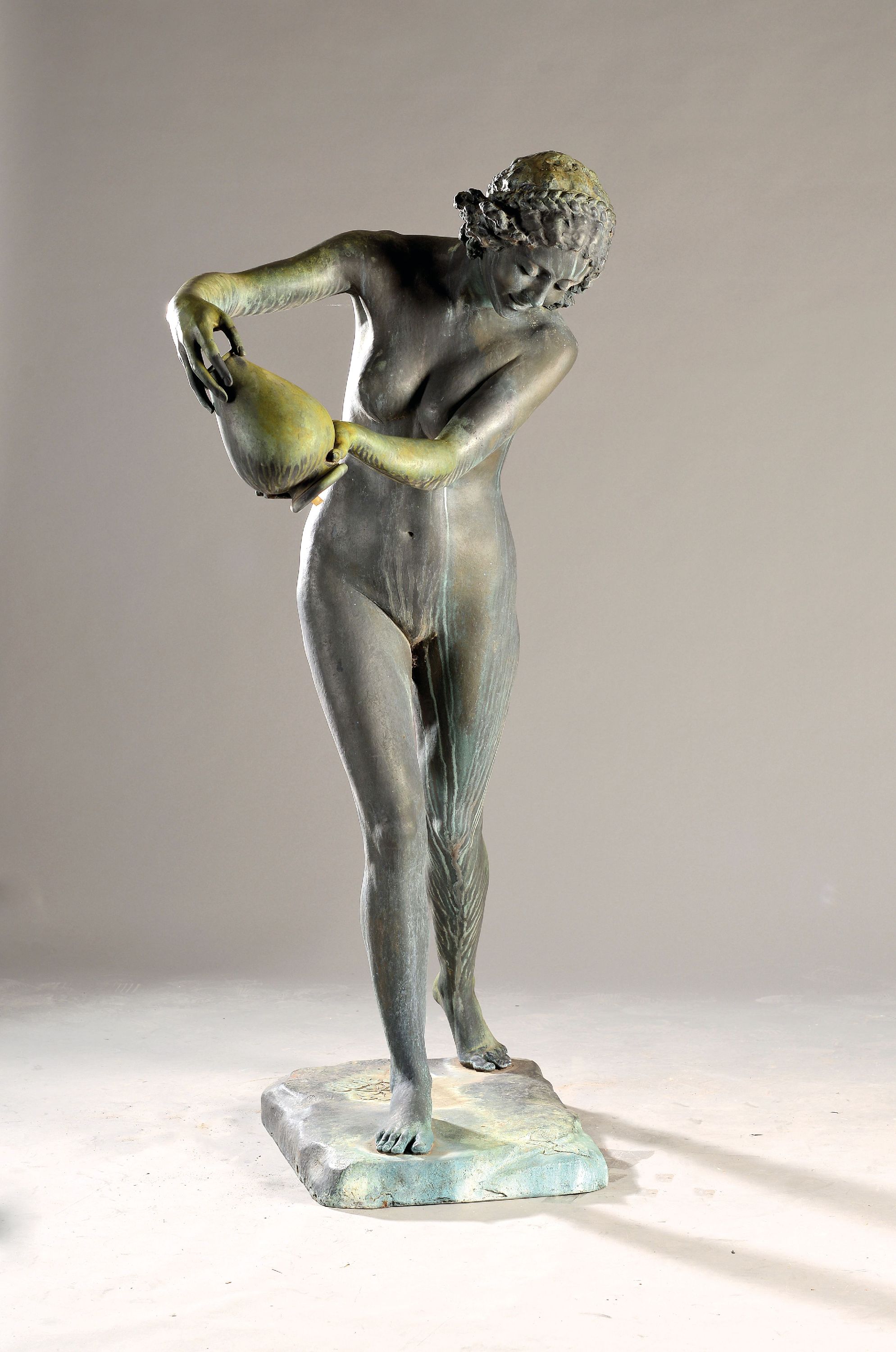 Image 27027022 - Lebensgroße Brunnenfigur/Bronzefigur, Italien, 20. Jh., Wassergießerin, junger ...