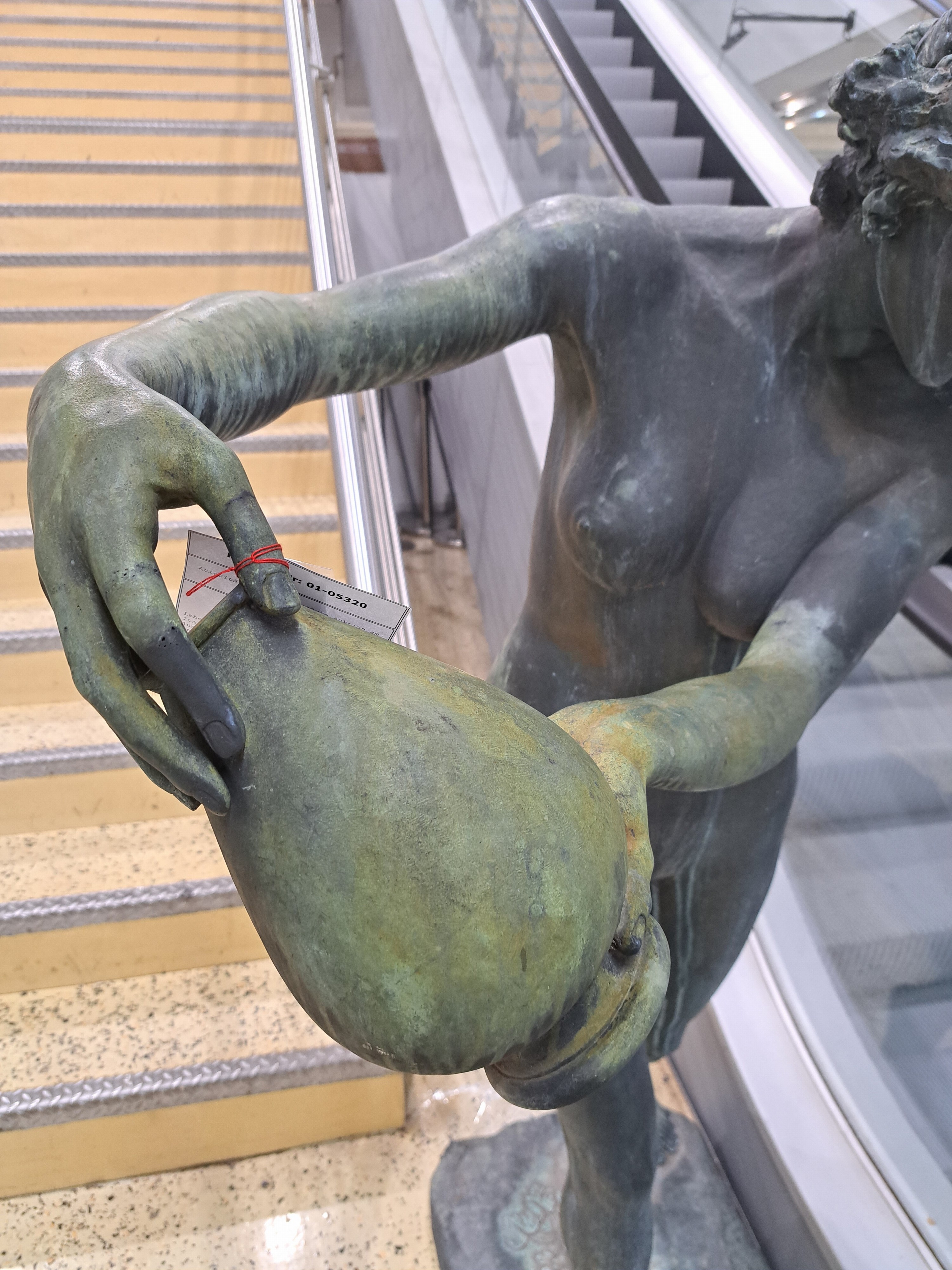 Detail a: Lebensgroße Brunnenfigur/Bronzefigur, Italien, 20. Jh., Wassergießerin, junger Frauenakt beim Ausgießen einer Amphore, auf rechteckigem Sockel, ...