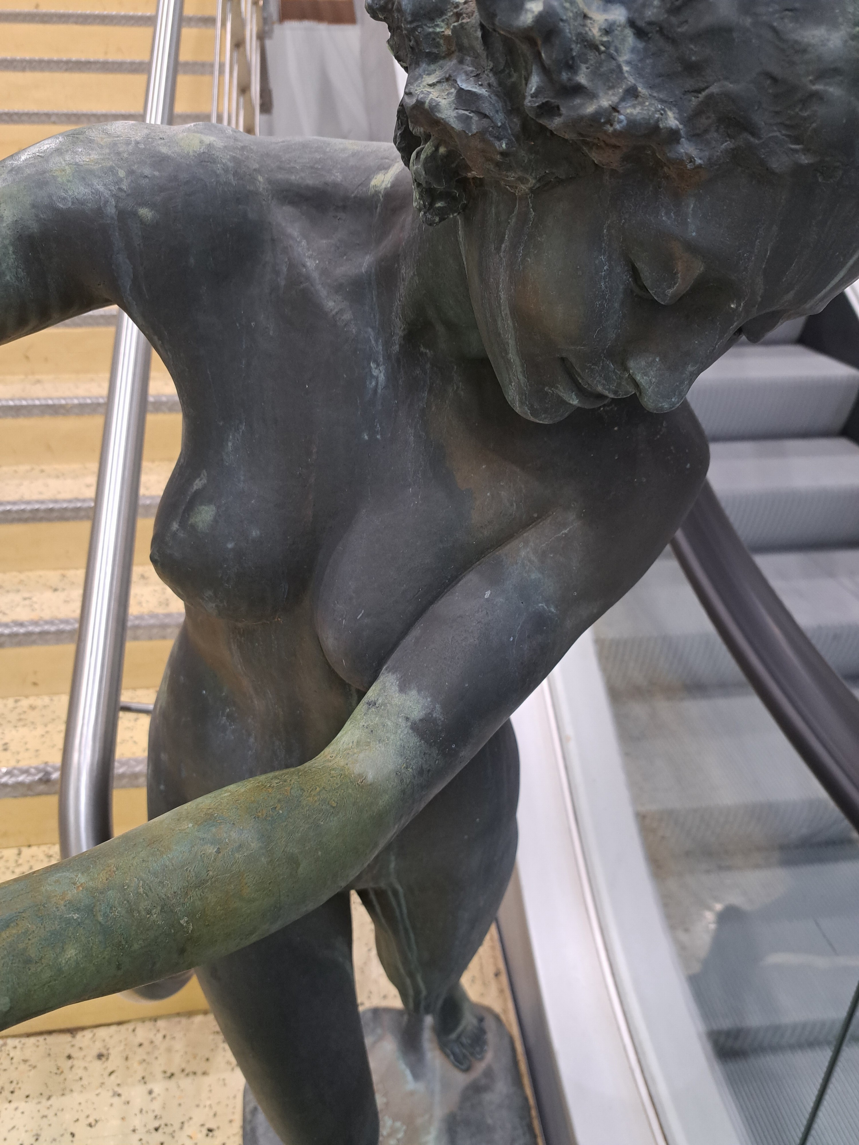 Detail b: Lebensgroße Brunnenfigur/Bronzefigur, Italien, 20. Jh., Wassergießerin, junger Frauenakt beim Ausgießen einer Amphore, auf rechteckigem Sockel, ...
