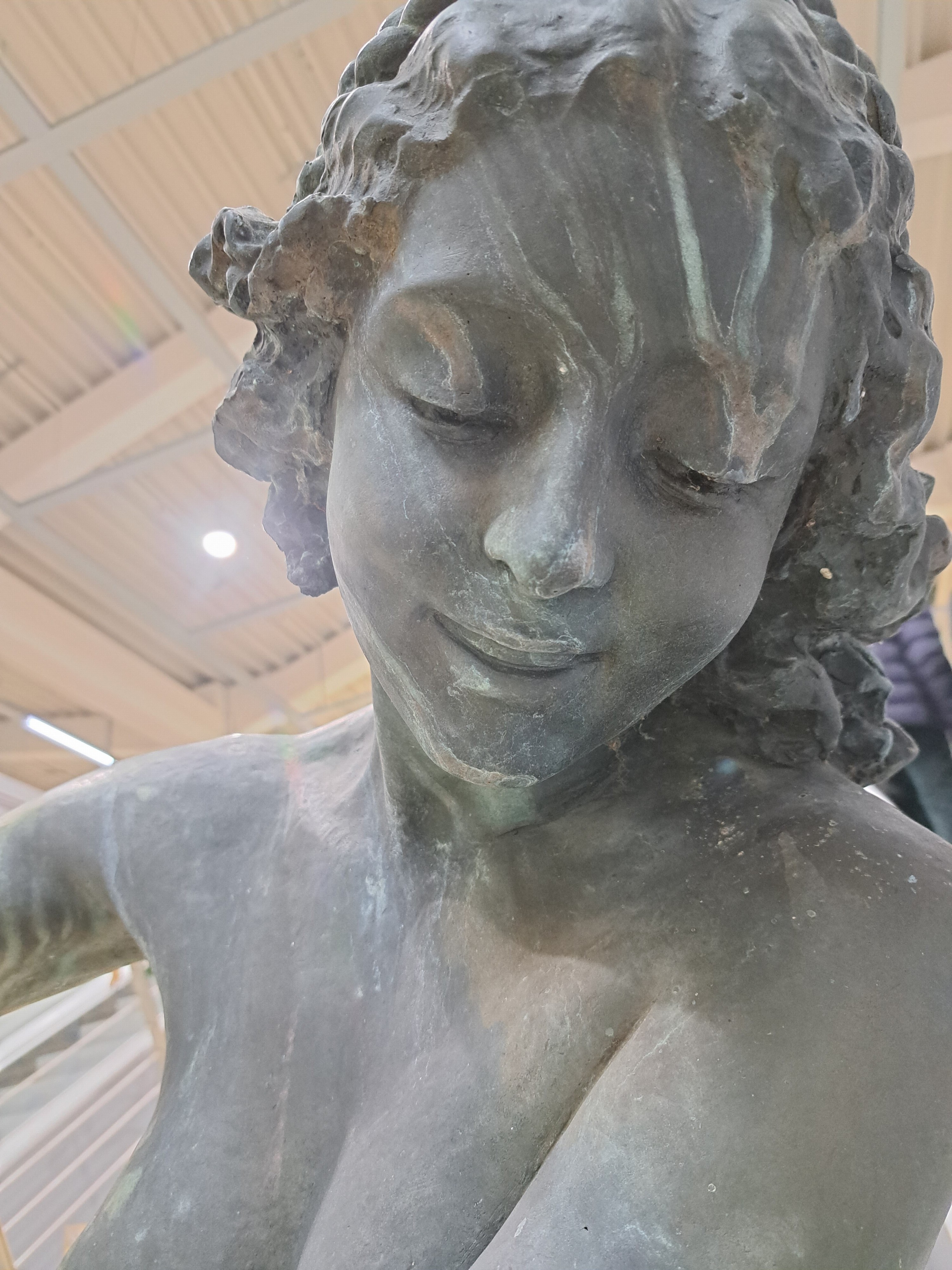 Detail c: Lebensgroße Brunnenfigur/Bronzefigur, Italien, 20. Jh., Wassergießerin, junger Frauenakt beim Ausgießen einer Amphore, auf rechteckigem Sockel, ...