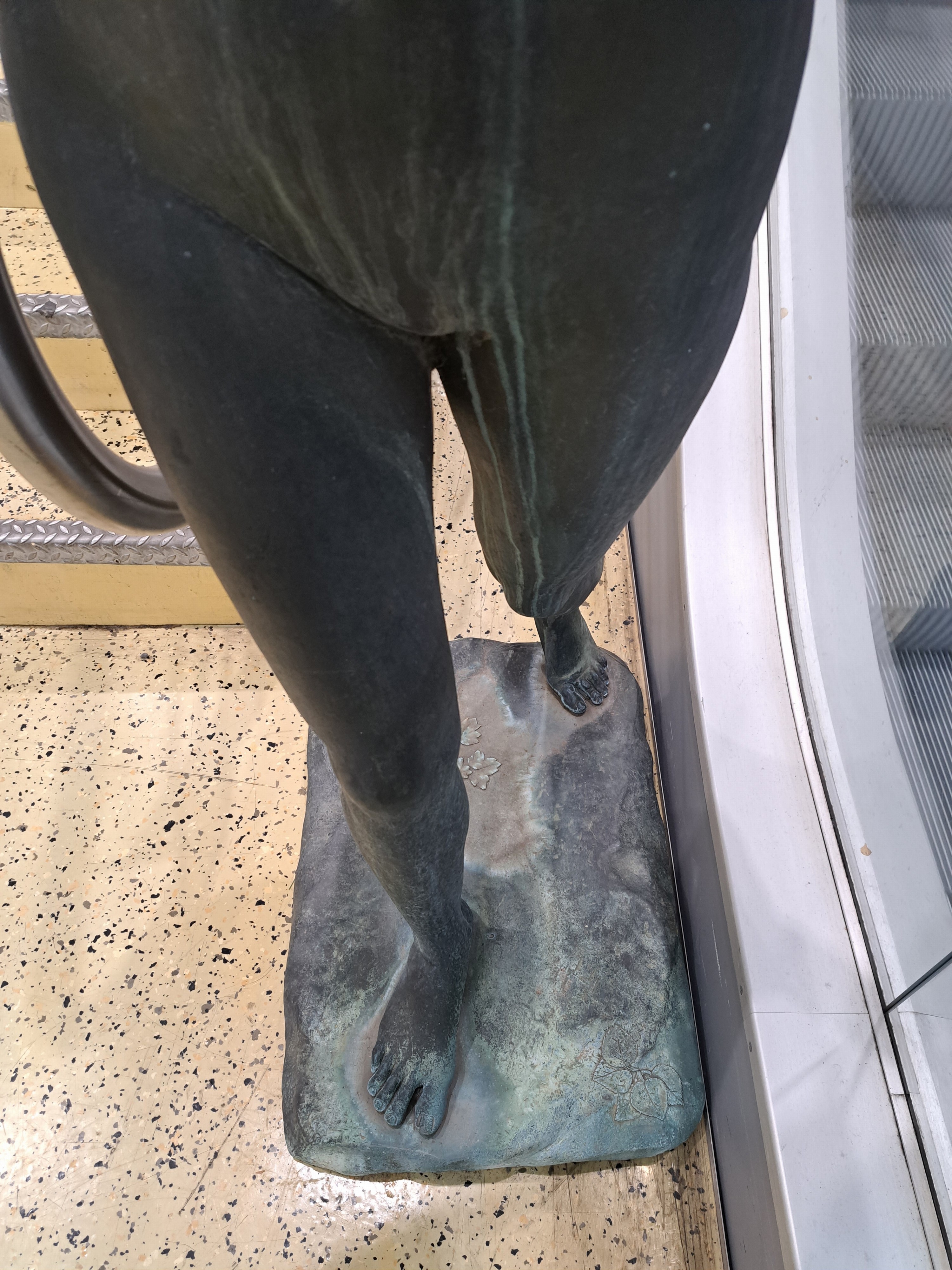 Detail d: Lebensgroße Brunnenfigur/Bronzefigur, Italien, 20. Jh., Wassergießerin, junger Frauenakt beim Ausgießen einer Amphore, auf rechteckigem Sockel, ...