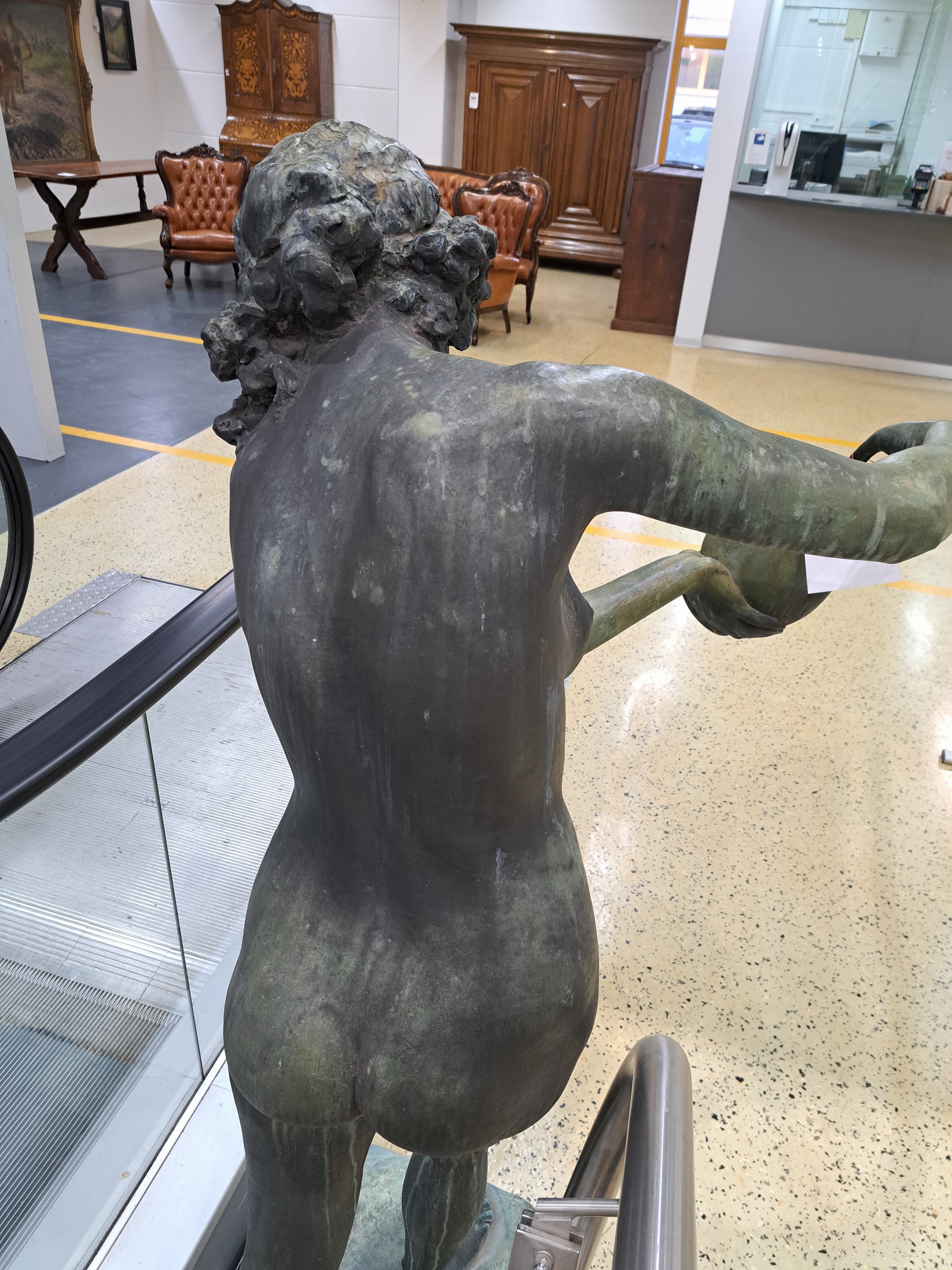 Detail e: Lebensgroße Brunnenfigur/Bronzefigur, Italien, 20. Jh., Wassergießerin, junger Frauenakt beim Ausgießen einer Amphore, auf rechteckigem Sockel, ...