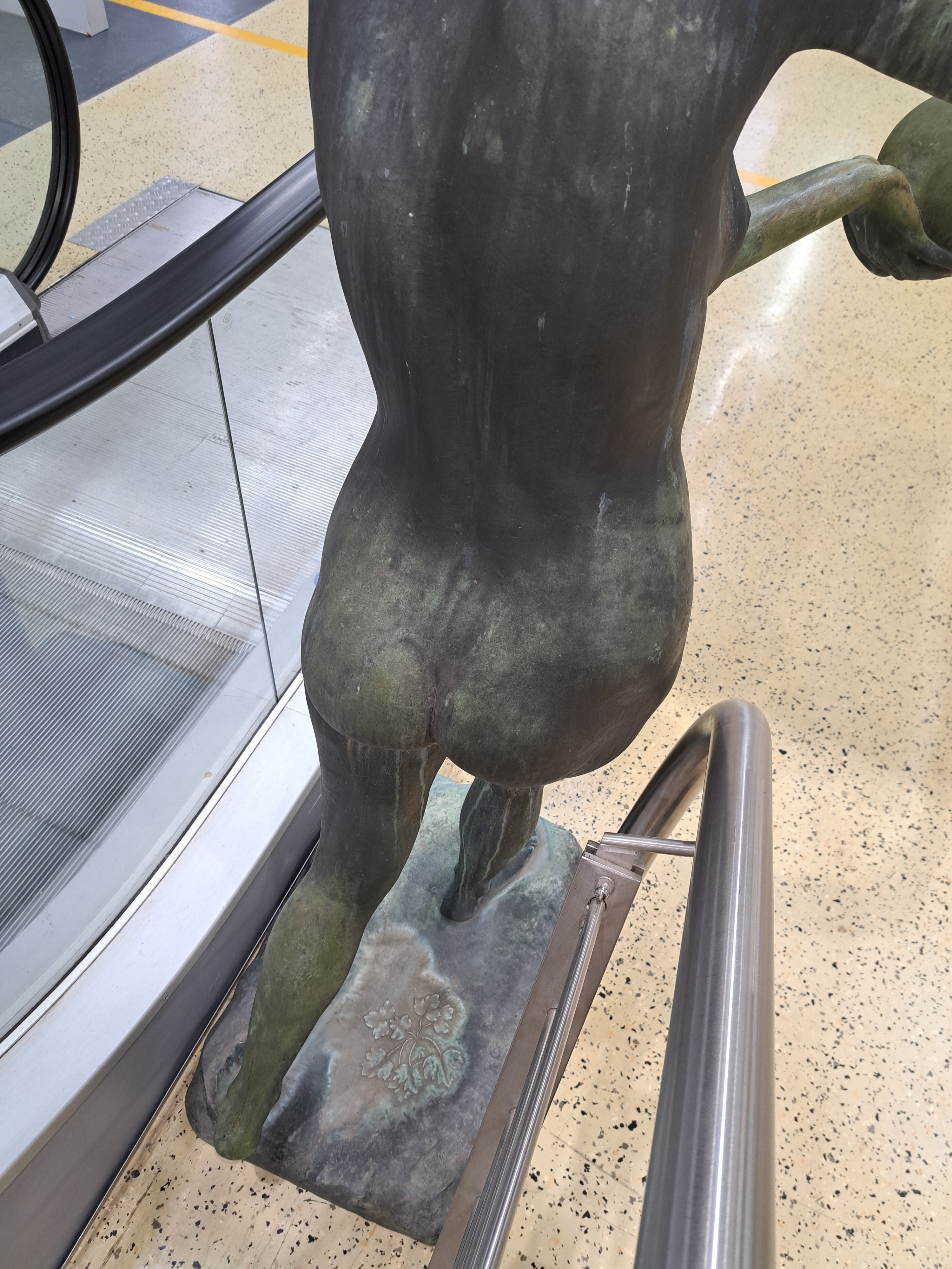 Detail f: Lebensgroße Brunnenfigur/Bronzefigur, Italien, 20. Jh., Wassergießerin, junger Frauenakt beim Ausgießen einer Amphore, auf rechteckigem Sockel, ...