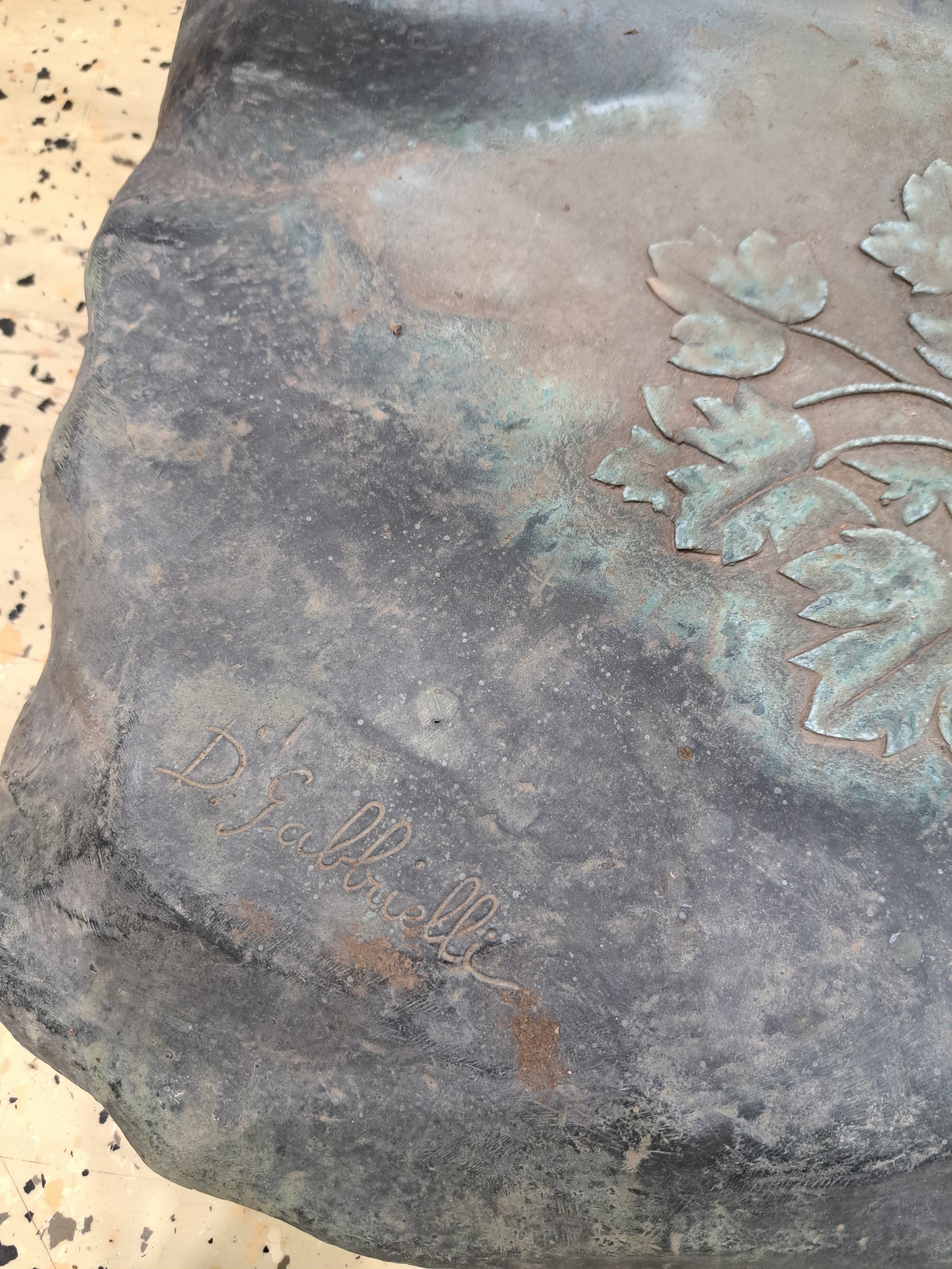 Detail g: Lebensgroße Brunnenfigur/Bronzefigur, Italien, 20. Jh., Wassergießerin, junger Frauenakt beim Ausgießen einer Amphore, auf rechteckigem Sockel, ...