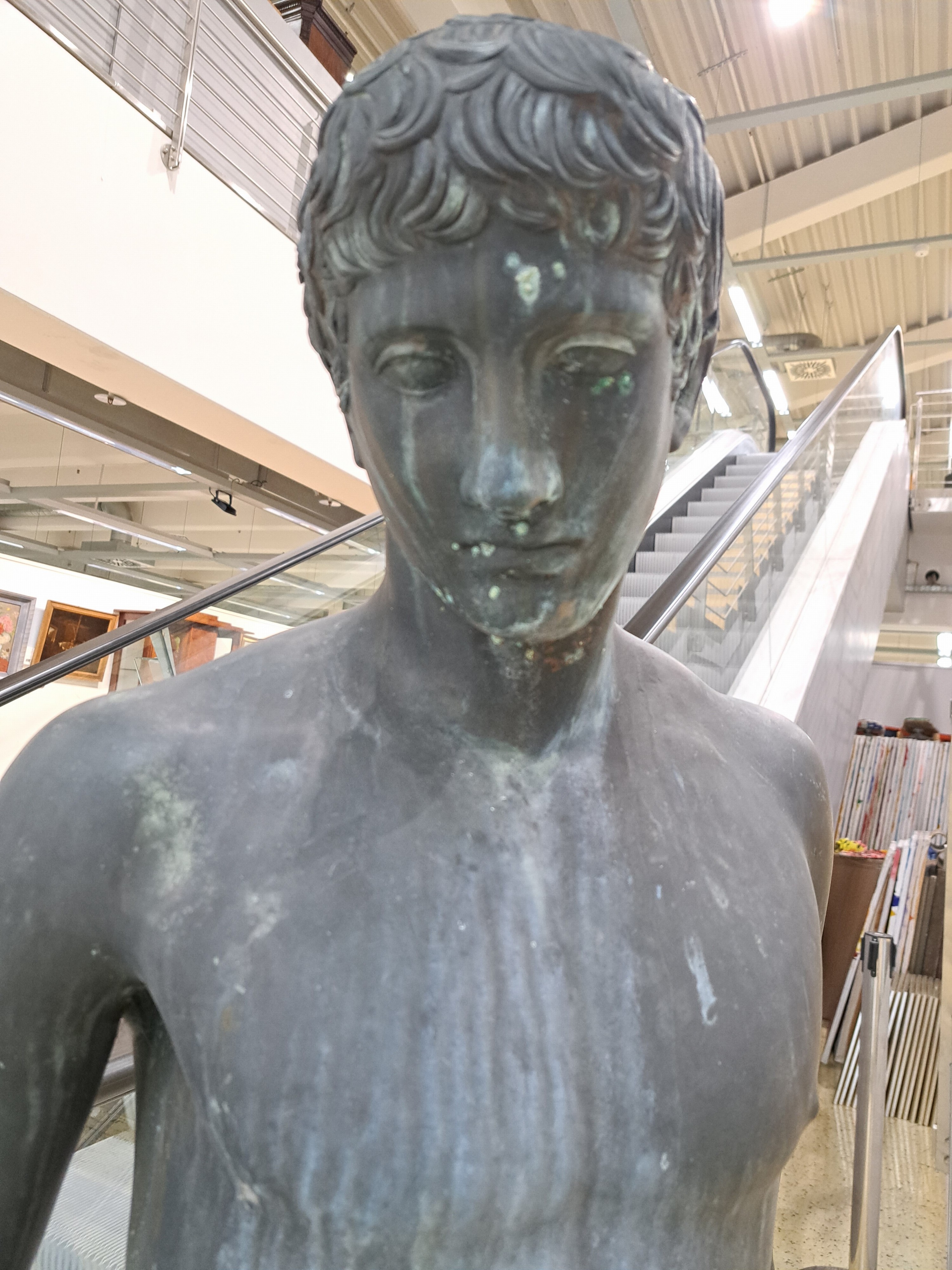 Detail c: Lebensgroße Bronzefigur eines Athleten, sog. Idolino, 20 Jh., nach antikem Vorbild, Bronze, stehender junger Männerakt, runde Plinthe, H. ca. 155 ...