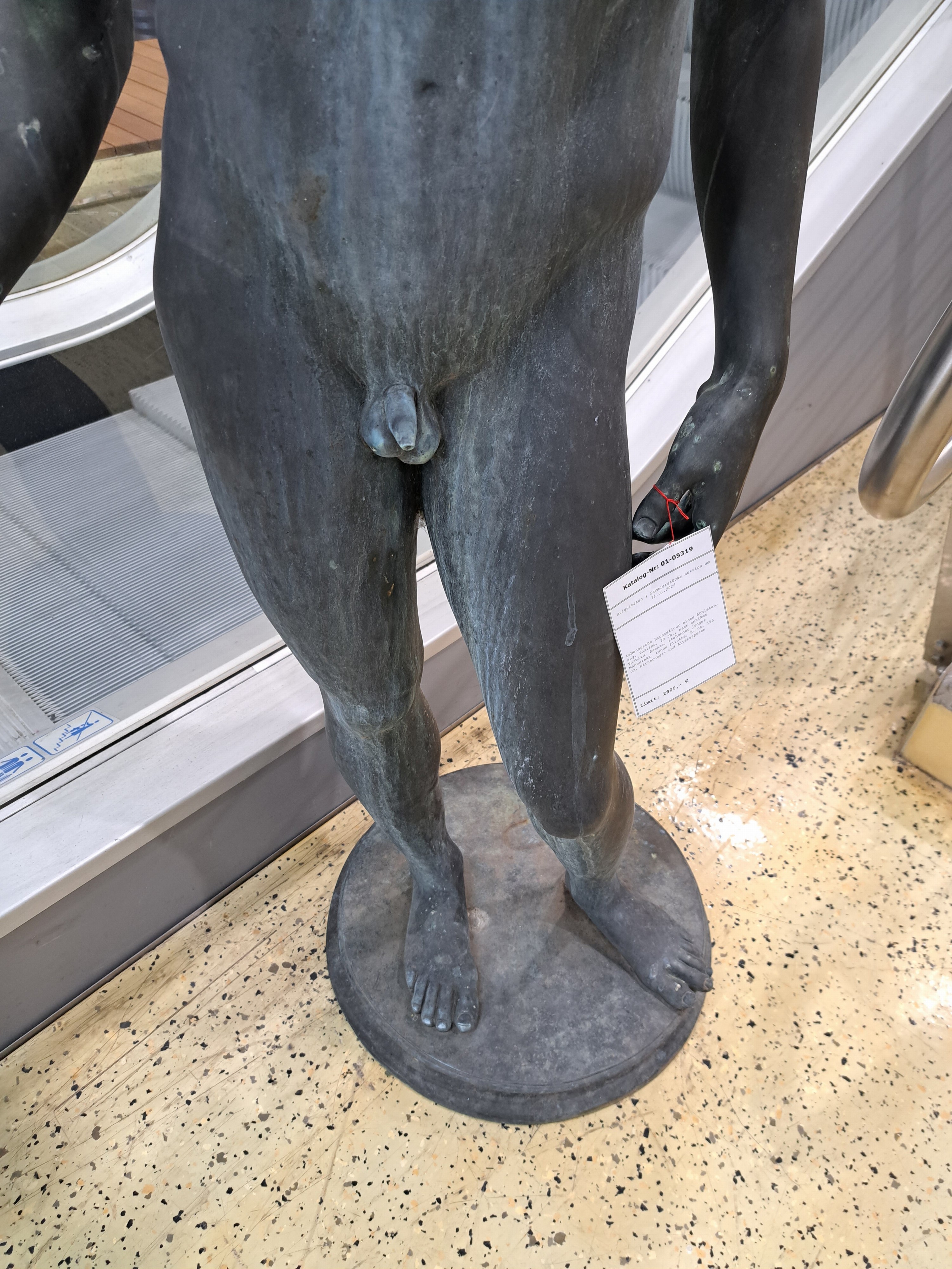 Detail d: Lebensgroße Bronzefigur eines Athleten, sog. Idolino, 20 Jh., nach antikem Vorbild, Bronze, stehender junger Männerakt, runde Plinthe, H. ca. 155 ...