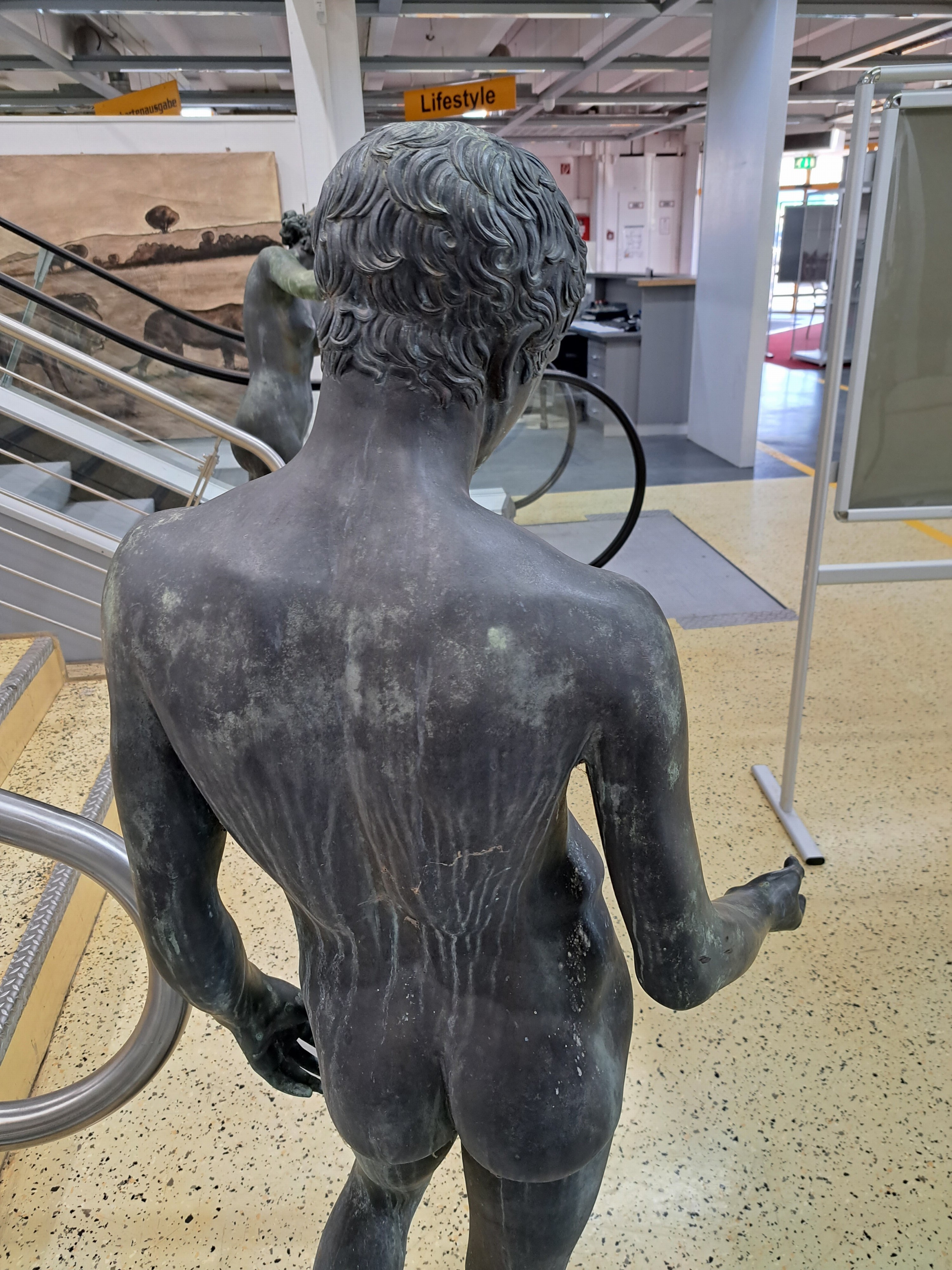 Detail i: Lebensgroße Bronzefigur eines Athleten, sog. Idolino, 20 Jh., nach antikem Vorbild, Bronze, stehender junger Männerakt, runde Plinthe, H. ca. 155 ...