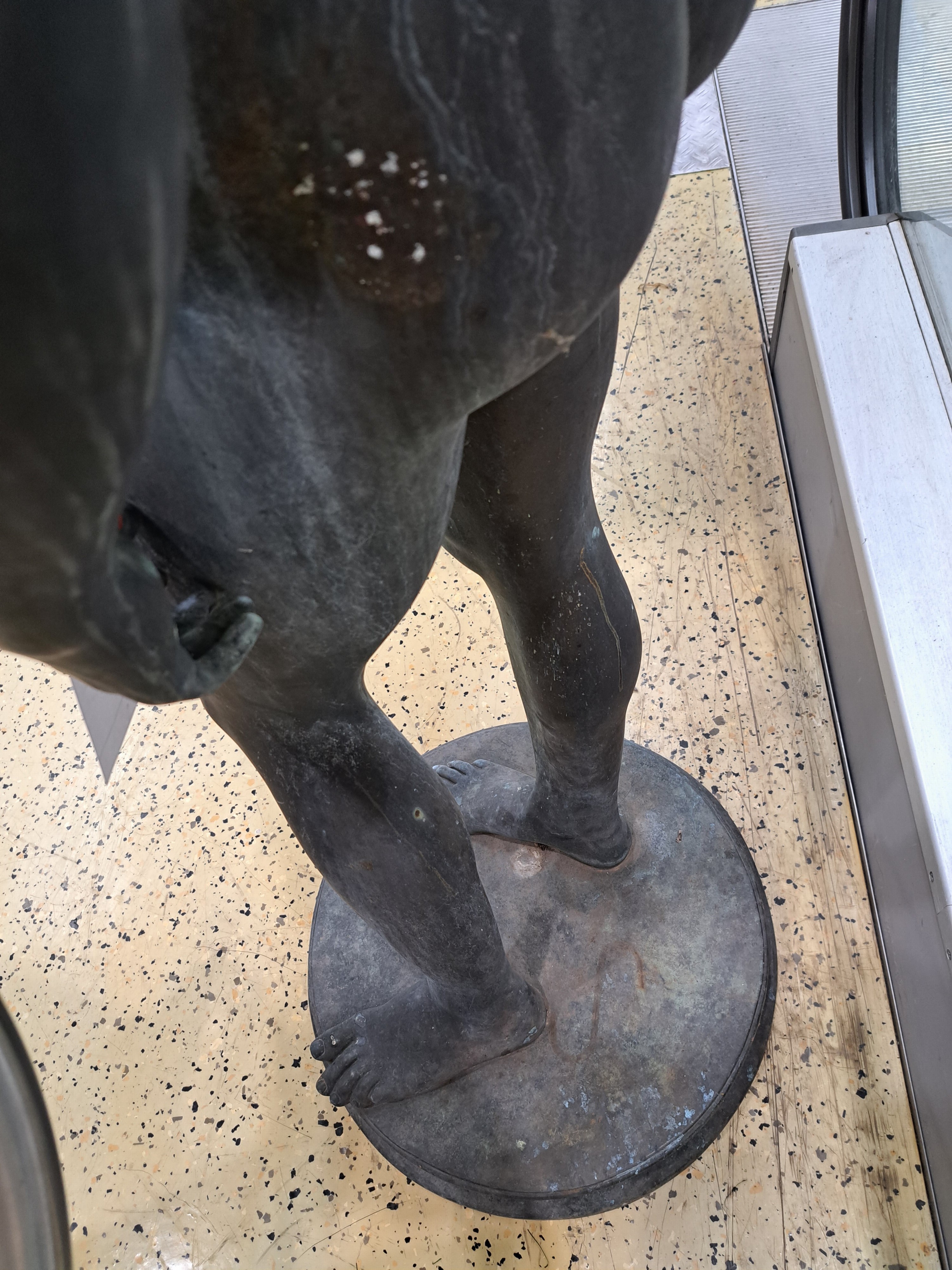 Detail k: Lebensgroße Bronzefigur eines Athleten, sog. Idolino, 20 Jh., nach antikem Vorbild, Bronze, stehender junger Männerakt, runde Plinthe, H. ca. 155 ...