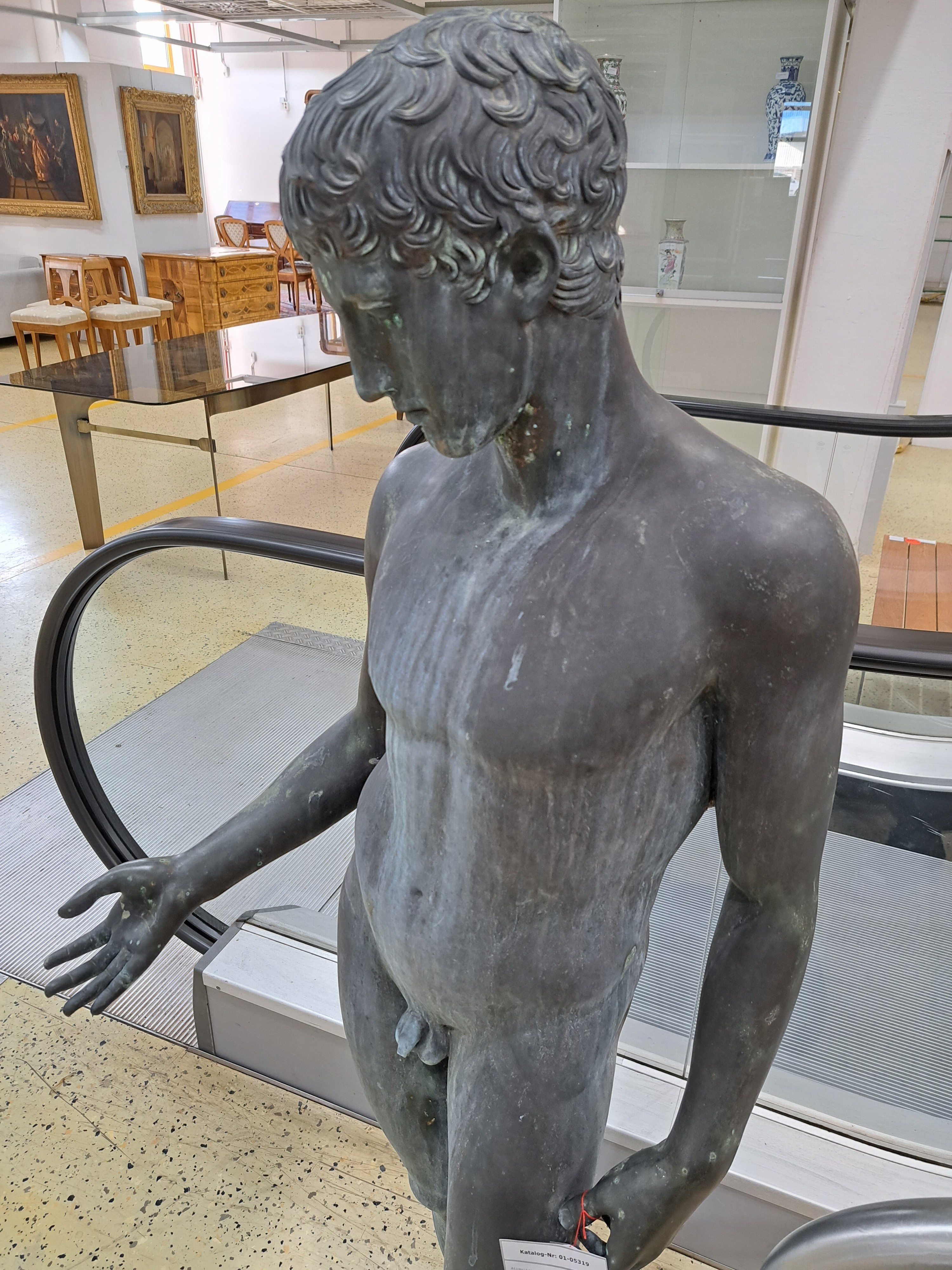 Detail l: Lebensgroße Bronzefigur eines Athleten, sog. Idolino, 20 Jh., nach antikem Vorbild, Bronze, stehender junger Männerakt, runde Plinthe, H. ca. 155 ...
