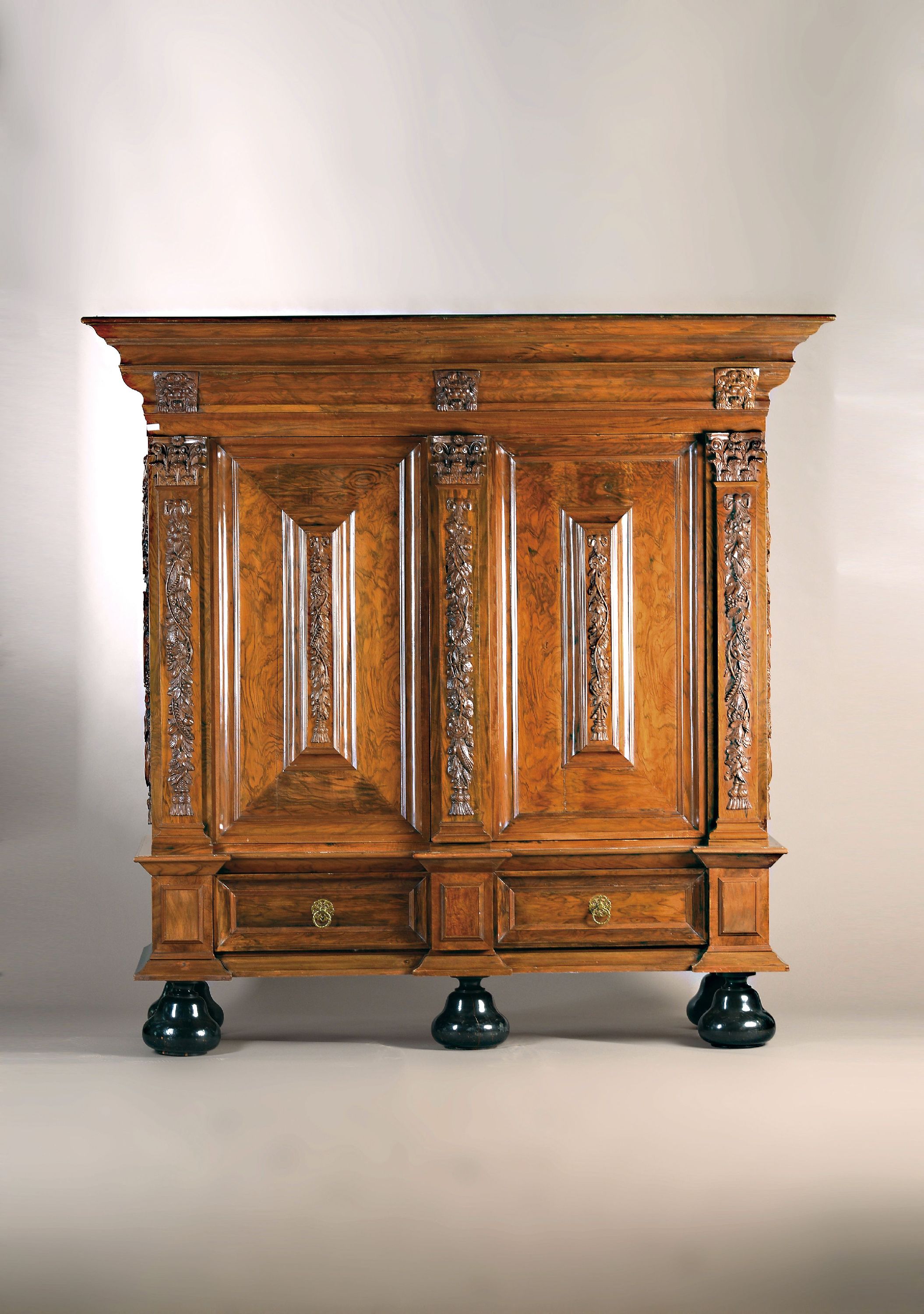 Image 27027028 - Pilasterschrank, Niederlande, Ende 18./19. Jh., Nussbaumfurnier, z.T. massiv, aufgelegte ...