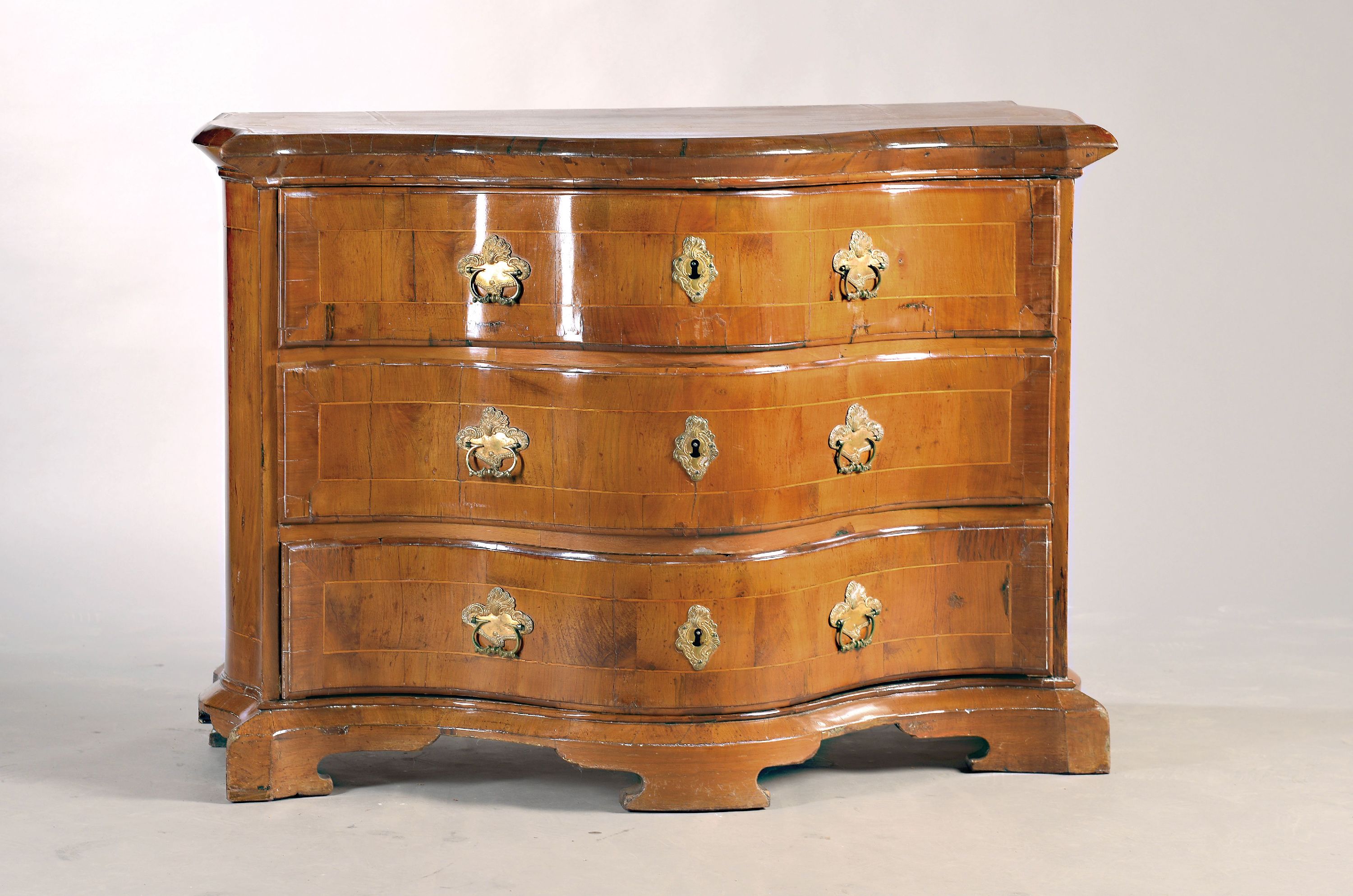 Image 27027029 - Doppelt geschweifte Kommode, Mitte 18. Jh., Nussbaumfurnier, drei Schubladen, mittig ...