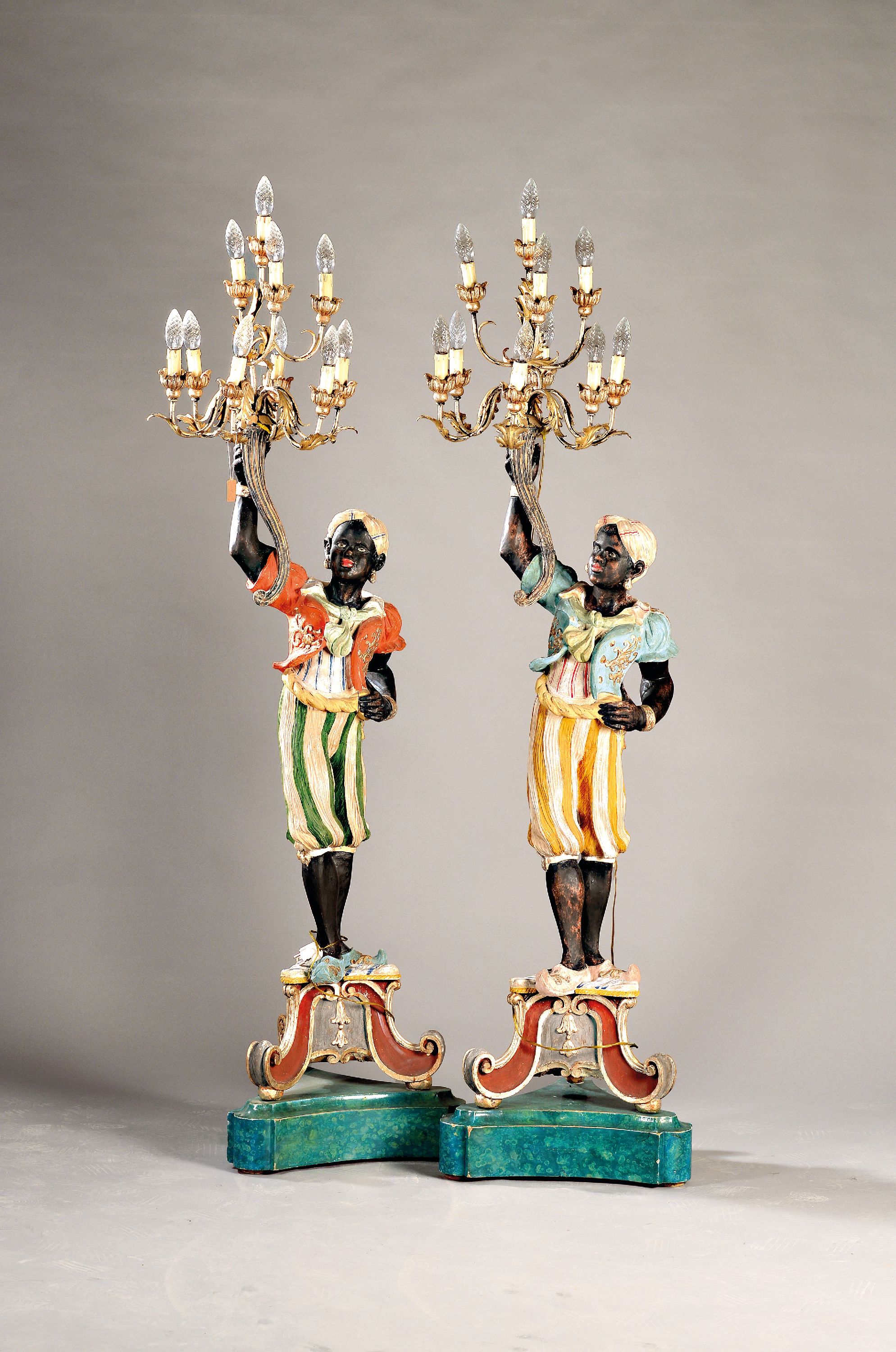 Image 27027030 - Zwei große Figurenleuchter im venezianischen Stil, 20. Jh., Holz, Diener mit Leuchte, ...