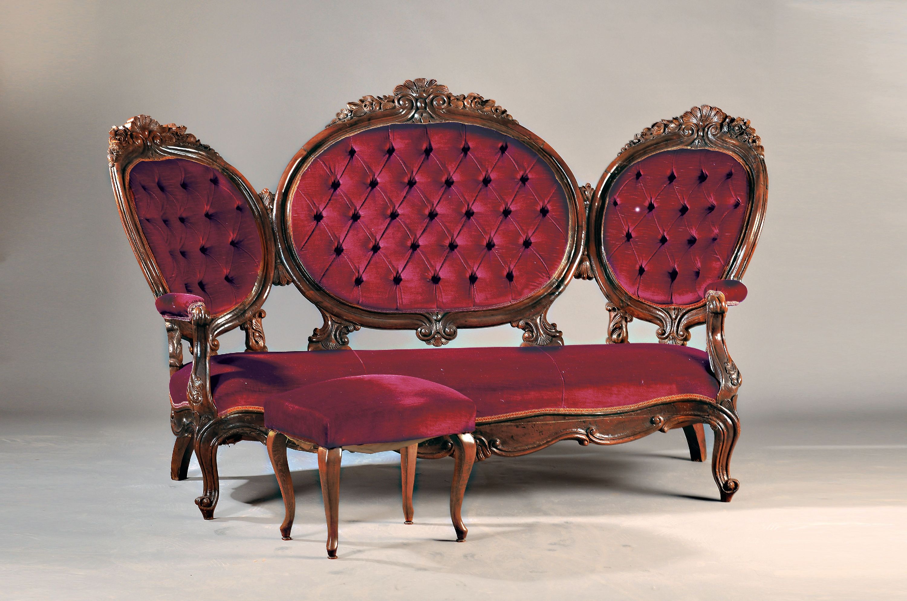 Image 27027032 - Salongruppe, Frankreich, um 1860/70, Nussbaum massiv, geschnitzt, großes Sofa mit ...