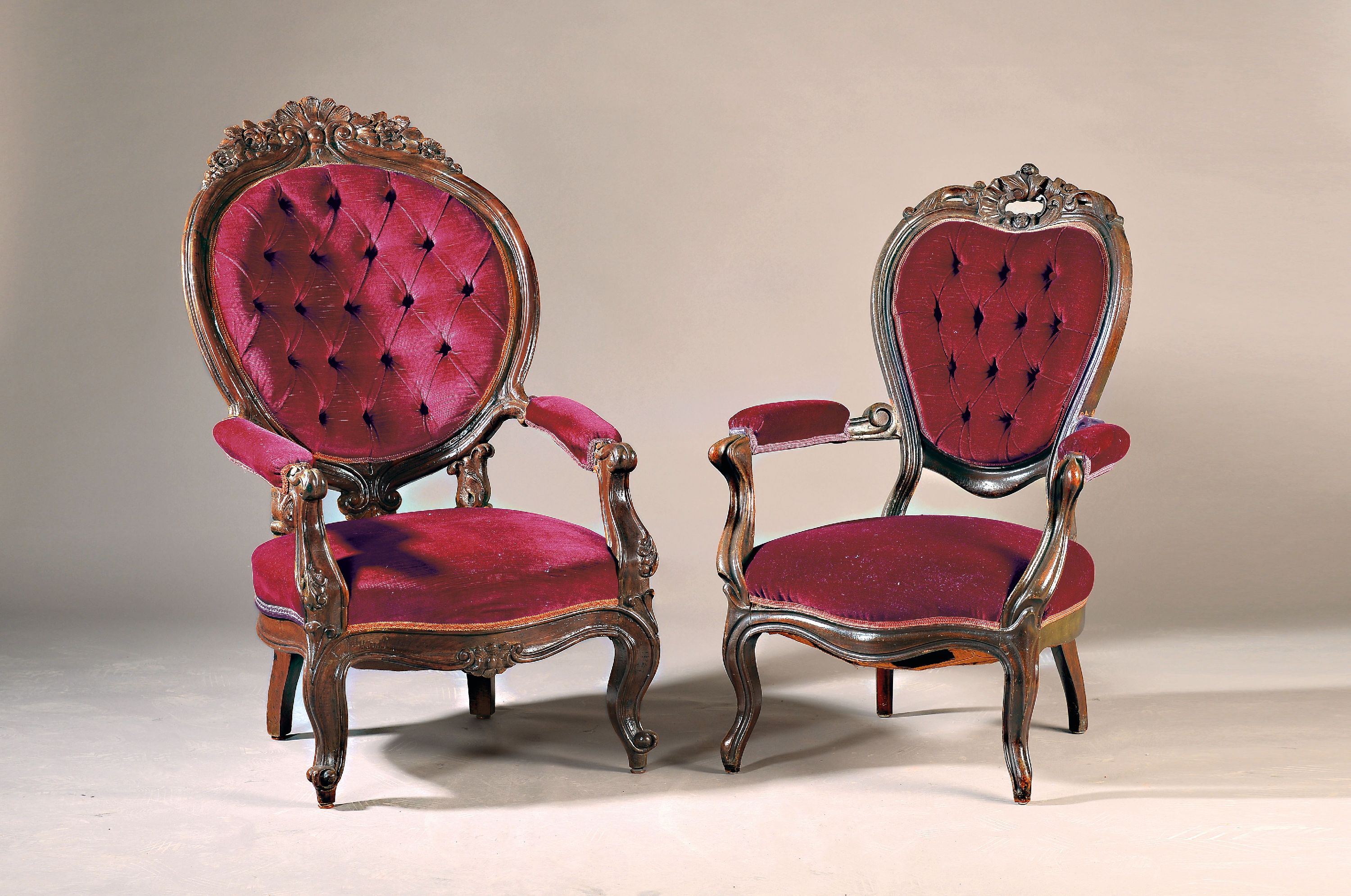 Detail a: Salongruppe, Frankreich, um 1860/70, Nussbaum massiv, geschnitzt, großes Sofa mit gehefteten Medaillonrücken, ca. 120 x 199 x 78cm, zwei passende ...